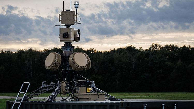 Une tour Sentry d'Anduril, conçue pour détecter les drones ennemis, présentée sur la base militaire de Vredepeel, aux Pays-Bas. L'essor des technologies de pointe transforme les stratégies militaires mondiales.