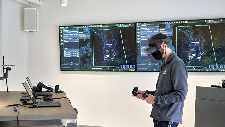 Un employé d'Anduril présente la plateforme Lattice AI au siège de l'entreprise à Irvine, en Californie.