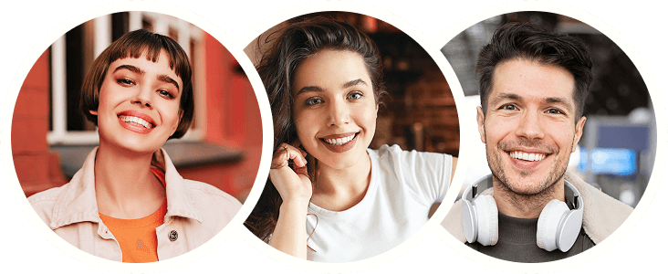 Три усміхнених студенти: дівчина з коротким волоссям, дівчина з білими навушниками, хлопець з навушниками на шиї