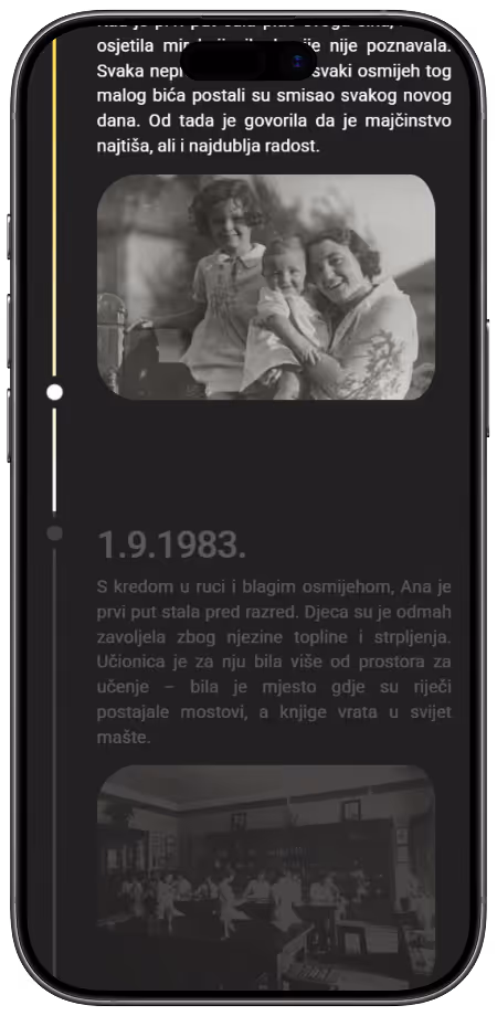 Crno-bijela fotografija na zaslonu pametnog telefona prikazuje tri žene, od kojih jedna drži malu bebu i sve se smiju.