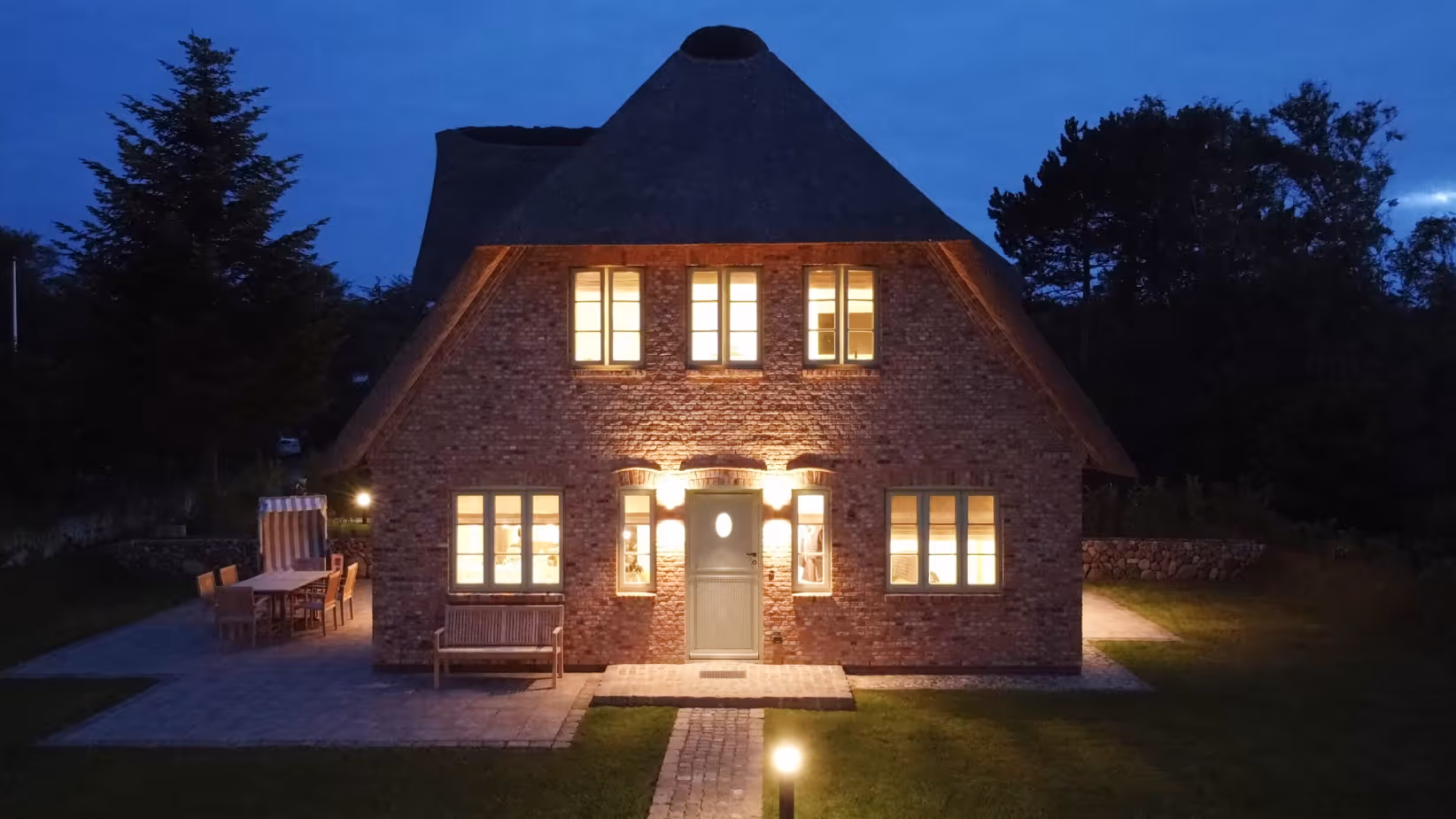 Ferienhaus Amrum Nebel - Eastside - Hausansicht in der Nacht mit Beleuchtung