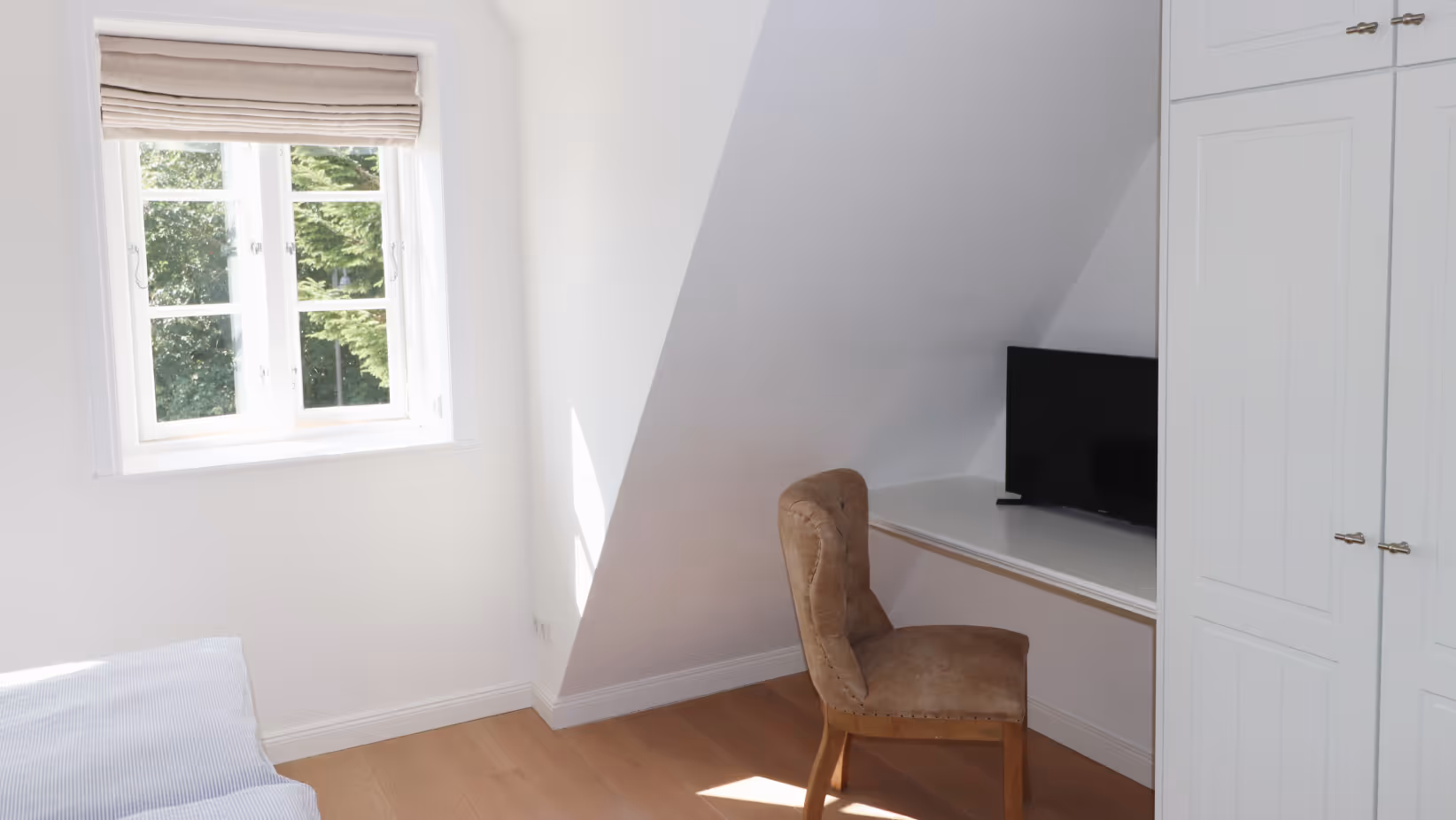 Luxus Ferienhaus Amrum - Eastside - Schlafzimmer Dachgeschoss Schreibtisch und Fernseher