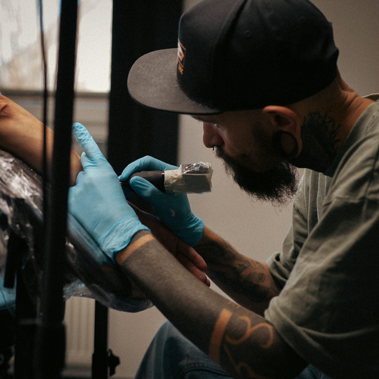 Inkpassion, Patrick Zandl bei der Arbeit, Tattoo-Maschine in der Hand