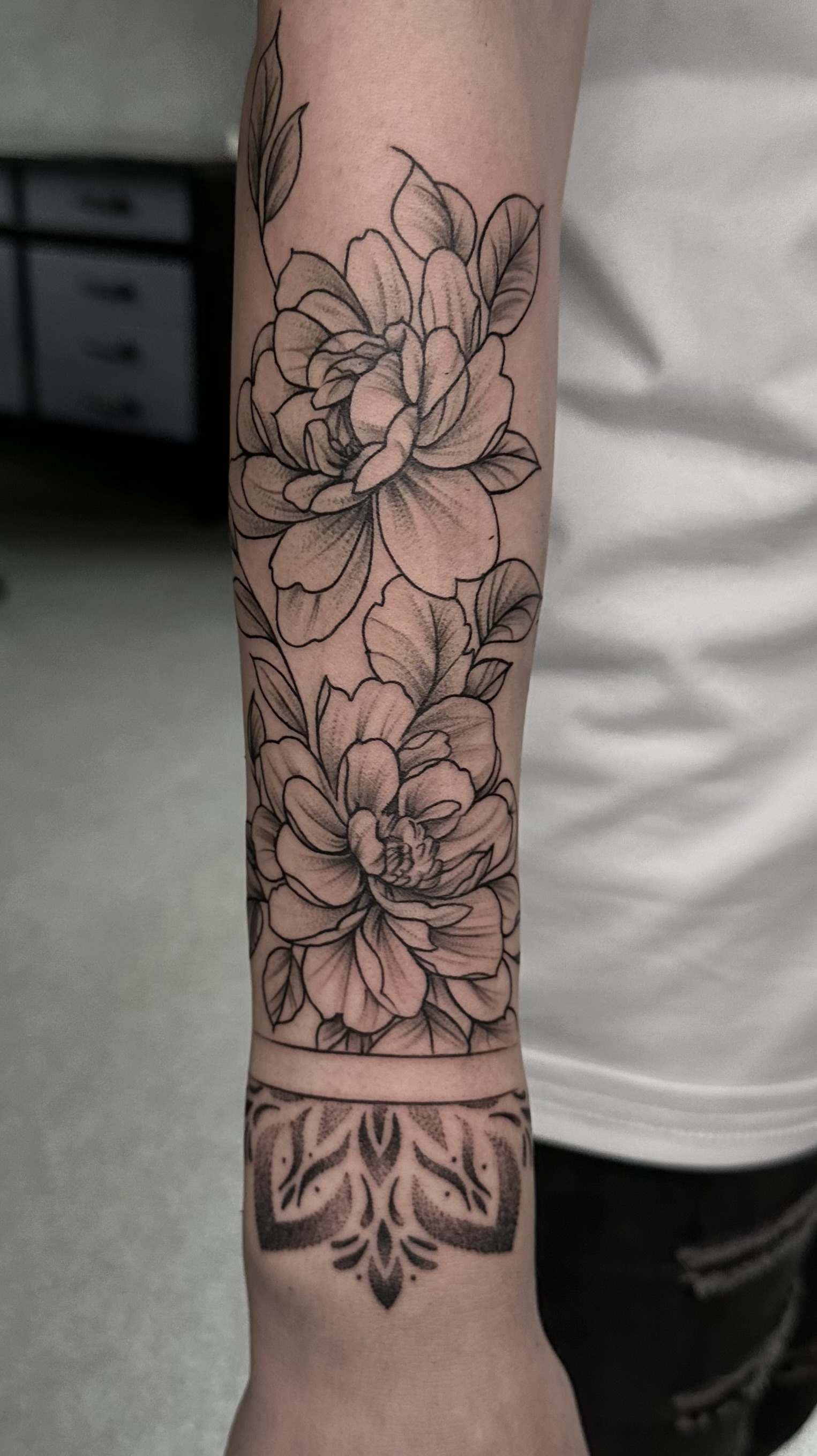 Inkpassion, Nahaufnahme eines abgeheilten Tattoos auf dem Unterarm, rechts außen