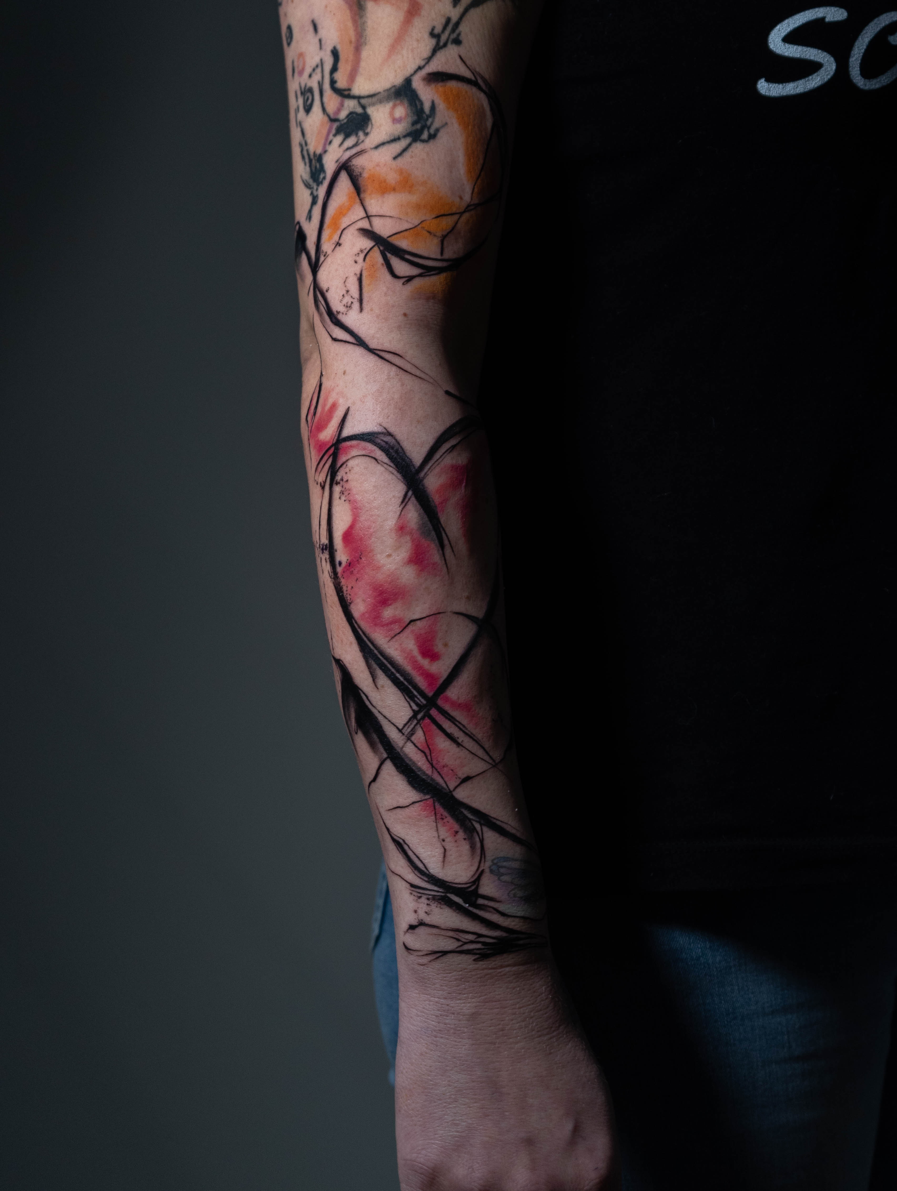 Inkpassion, Nahaufnahme eines abgeheilten Tattoos auf dem Arm, rechts, kompletter Sleeve