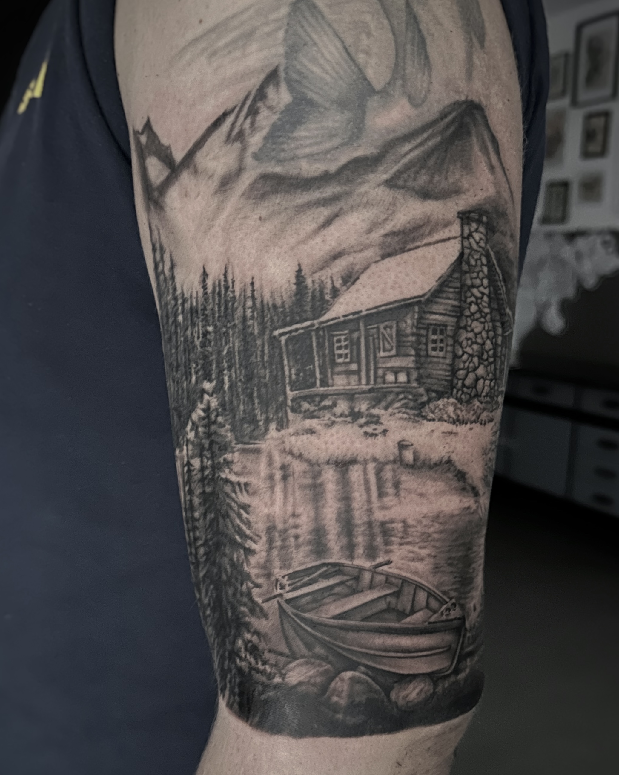 Inkpassion, Nahaufnahme eines abgeheilten Tattoos auf der Schulter, rechts