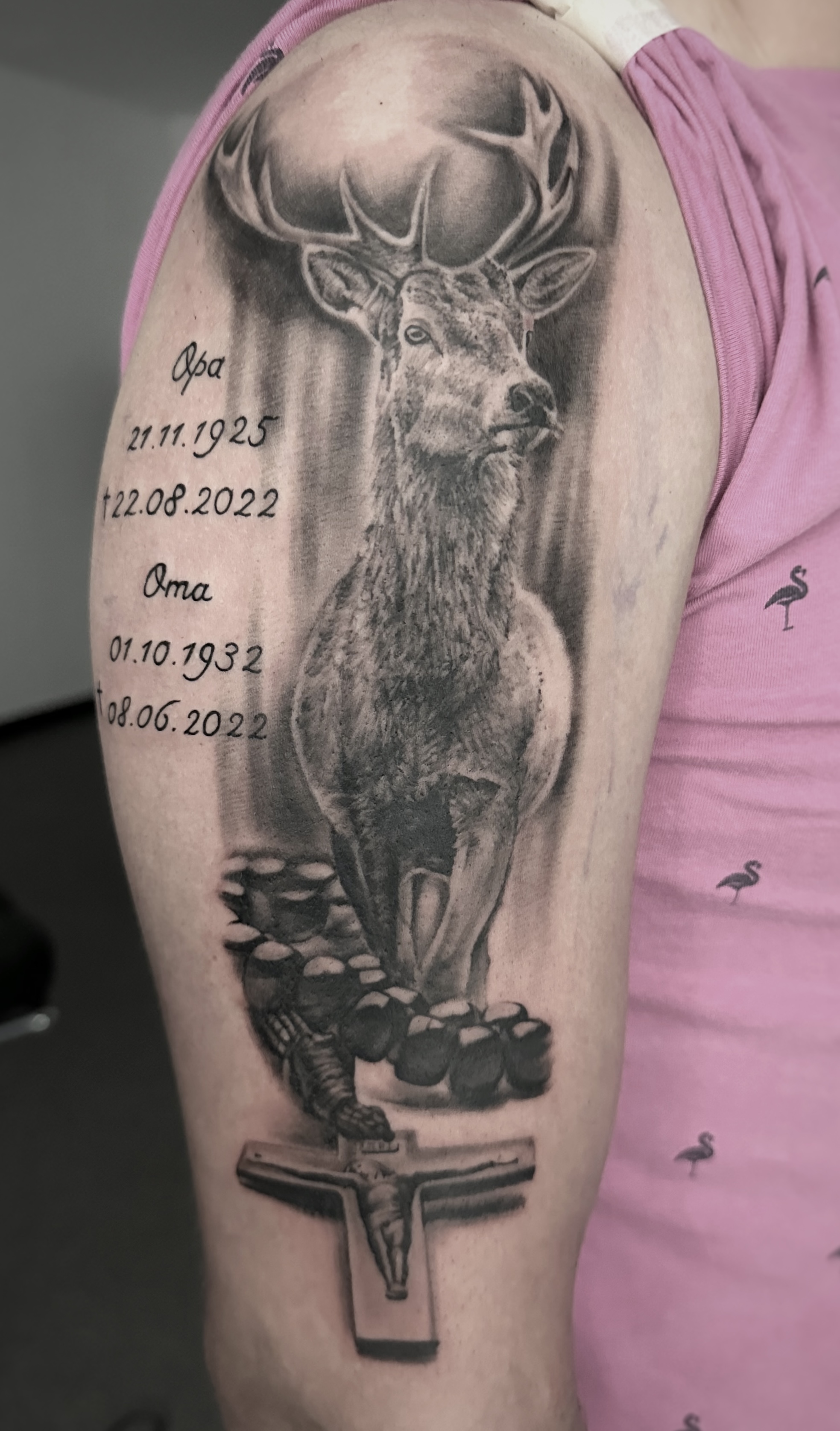 Inkpassion, Nahaufnahme eines abgeheilten Tattoos auf dem Oberarm, rechts