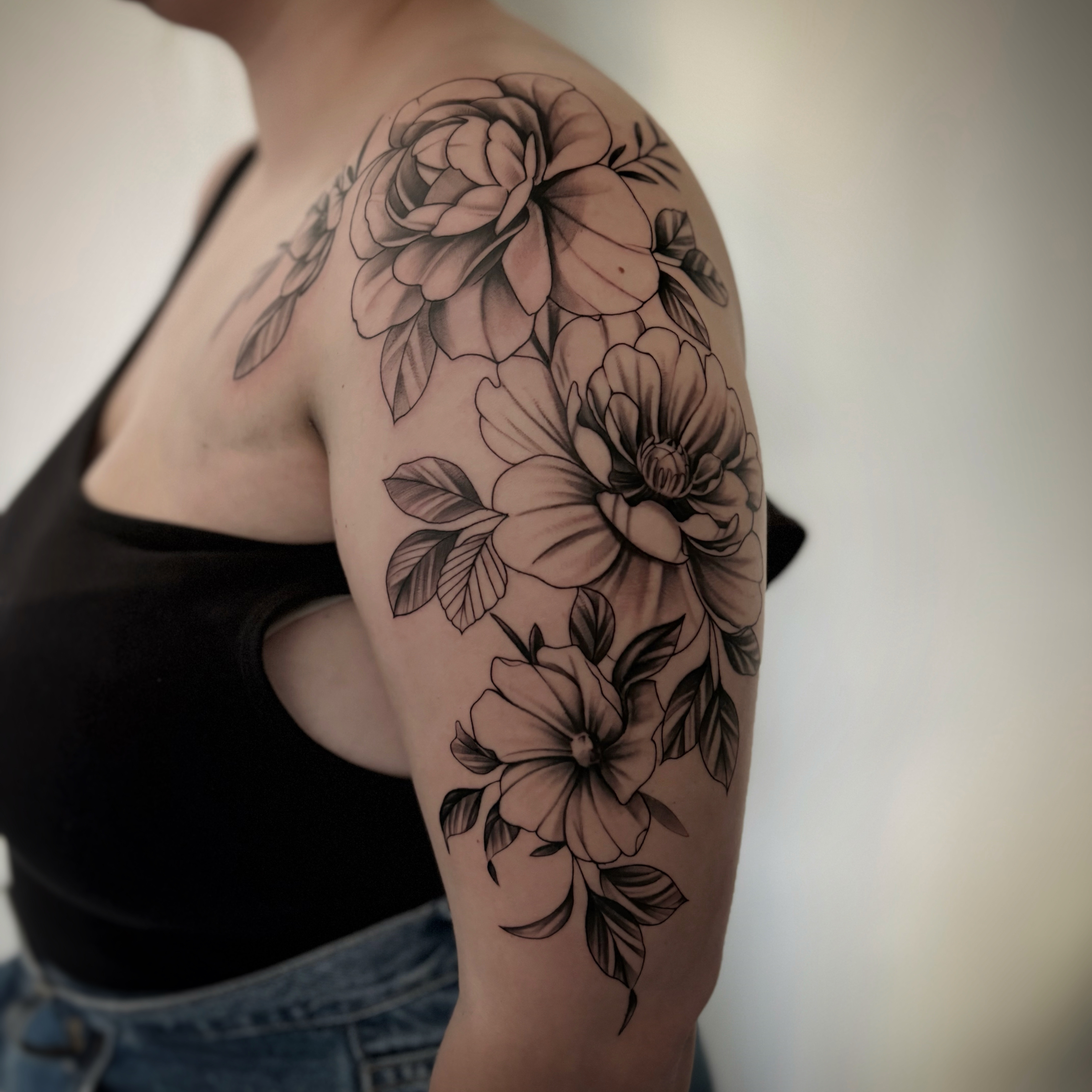 Inkpassion, Nahaufnahme eines abgeheilten Tattoos auf dem Oberarm, links