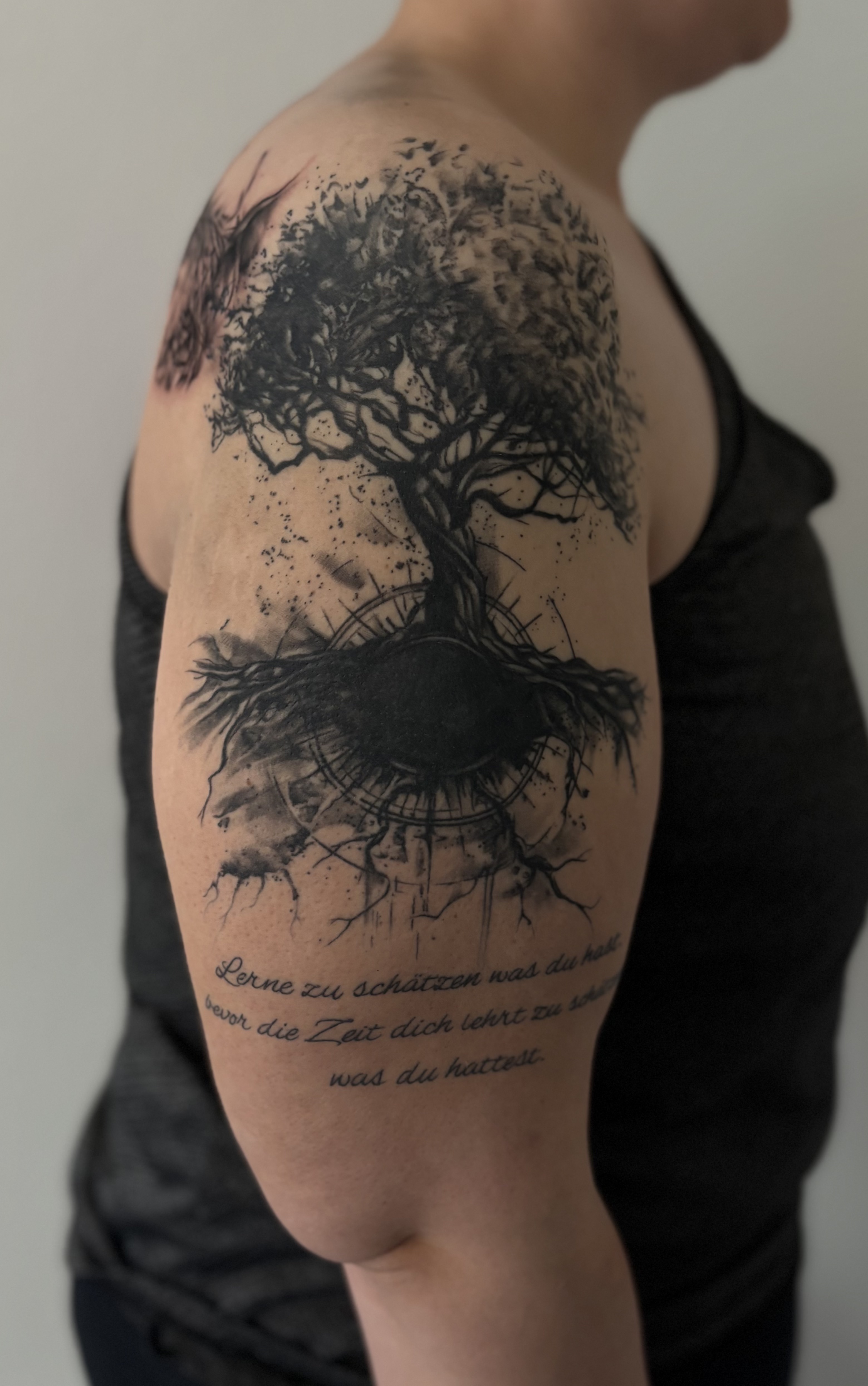 Inkpassion, Nahaufnahme eines abgeheilten Tattoos auf dem Oberarm, rechts oben