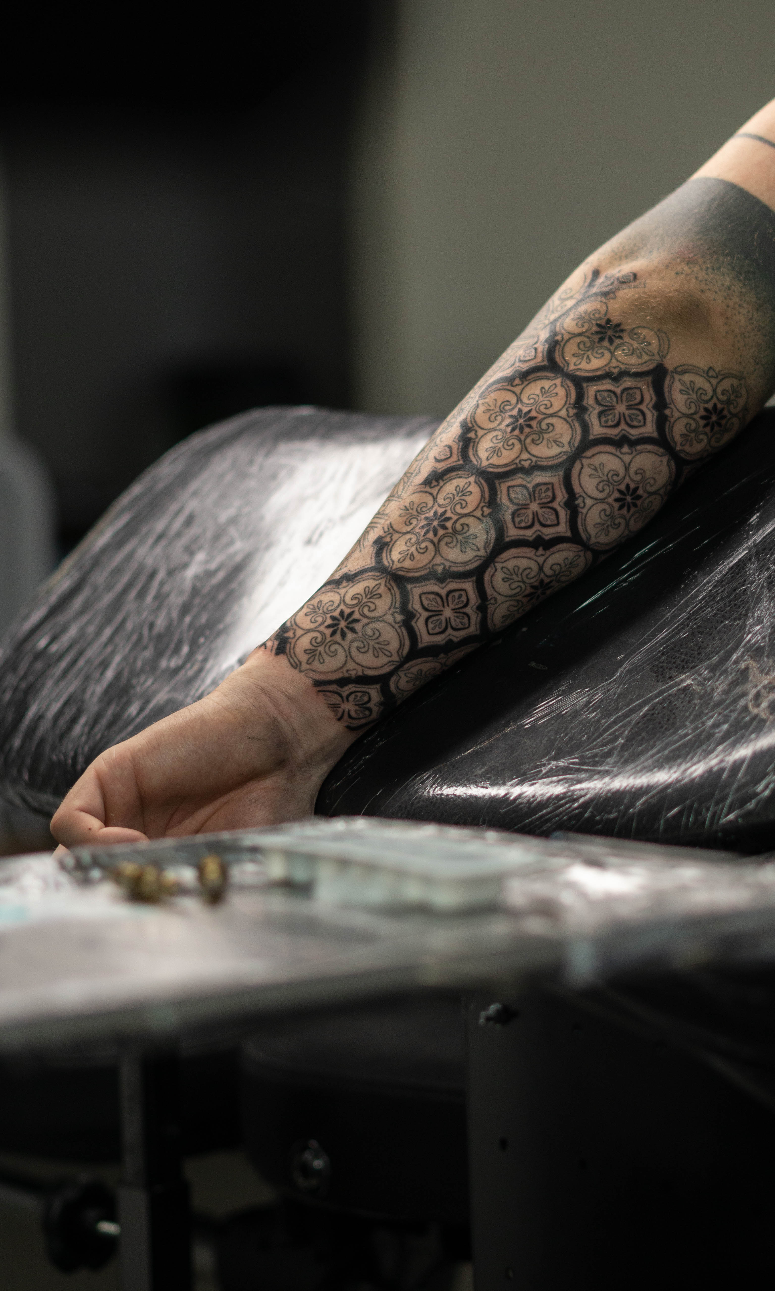 Inkpassion, Nahaufnahme eines abgeheilten Tattoos auf dem Unterarm, kompletter Sleeve