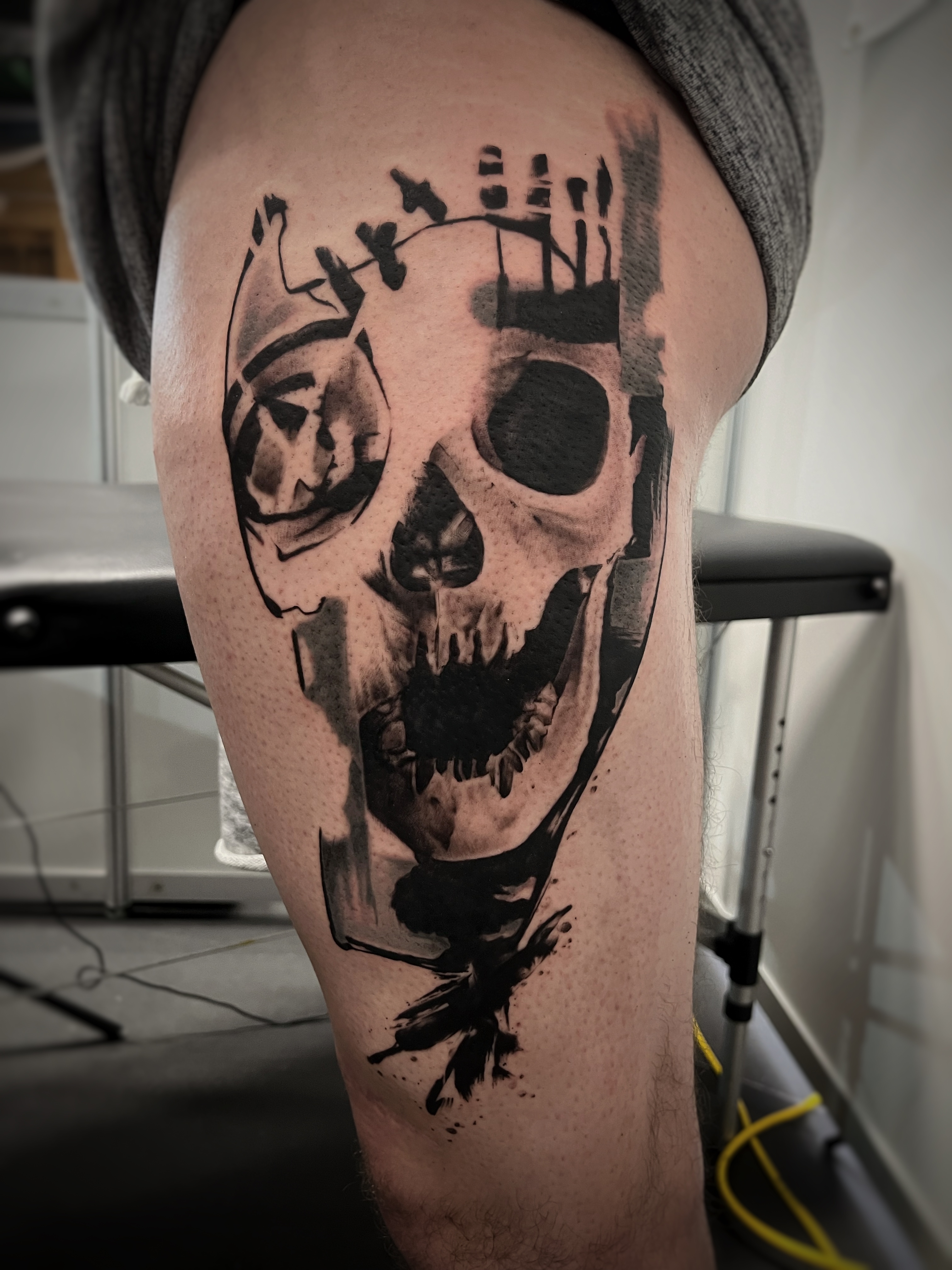 Inkpassion, Nahaufnahme eines abgeheilten Tattoos auf dem Oberschenkel, seitlich