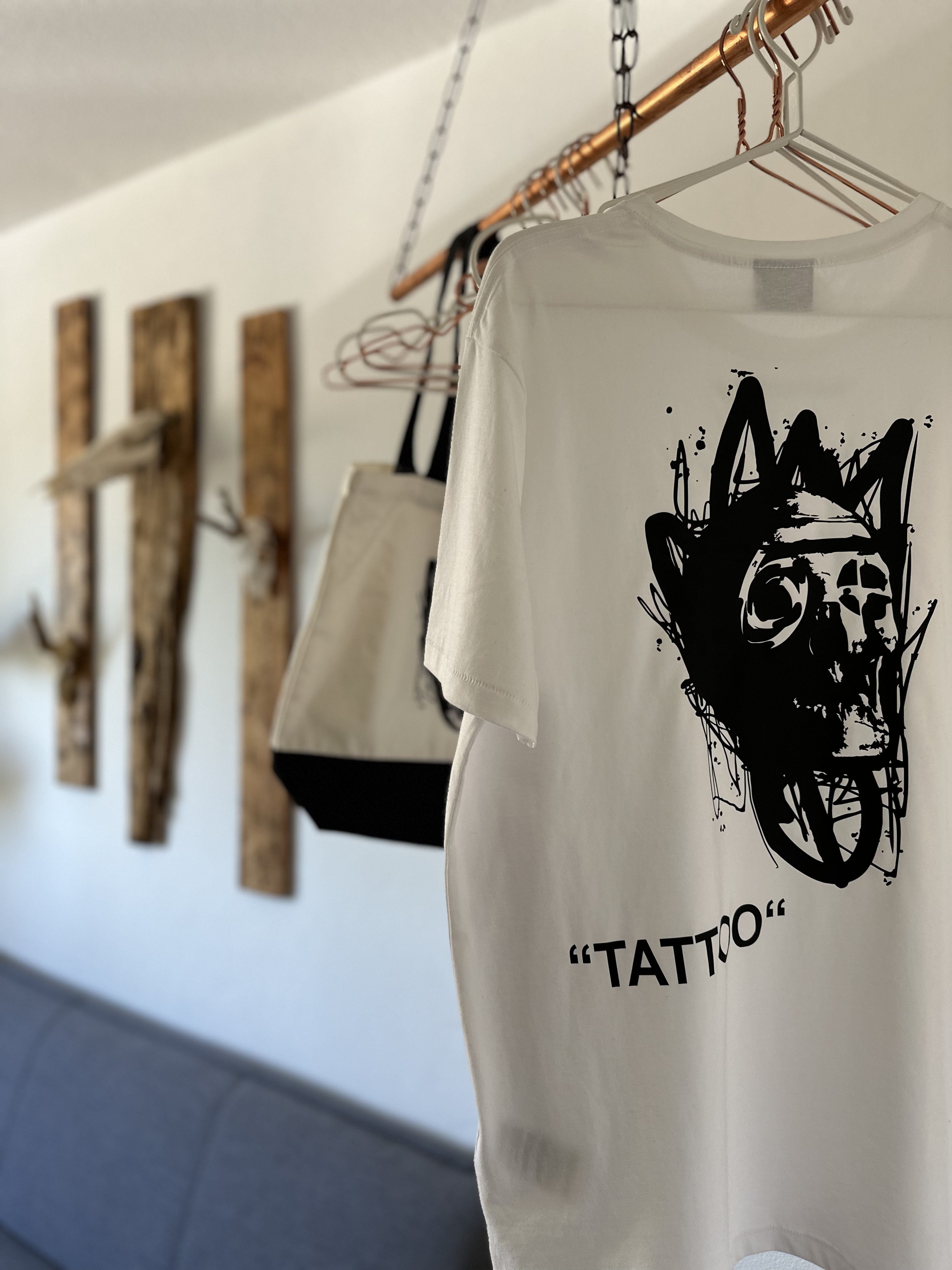 Inkpassion Merchandise (Bedrucktes T-Shirt) im Arbeitszimmer des Studios