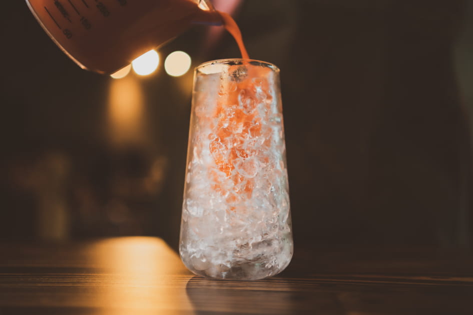 Gheață clară Ice Lab într-un cocktail