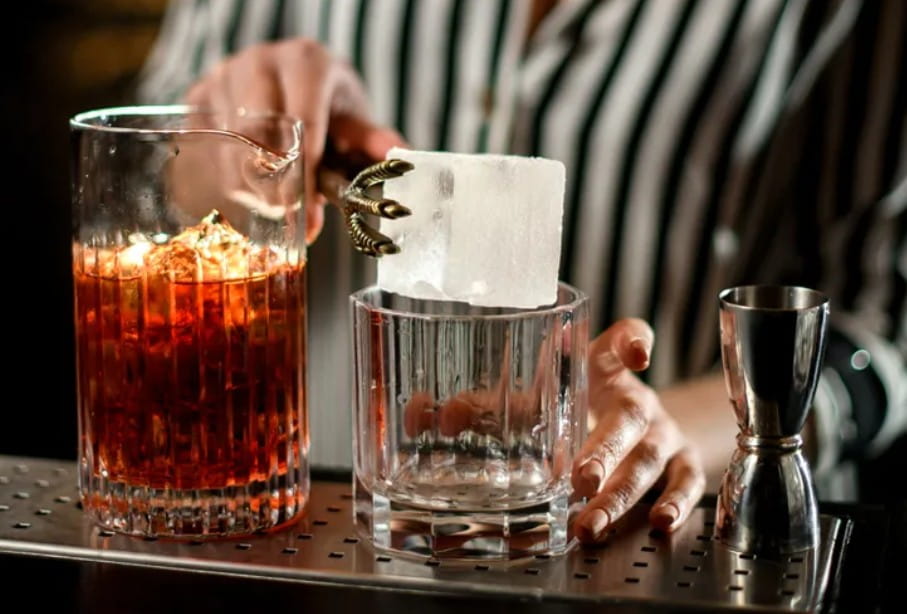 Cocktail cu cub de gheață clară