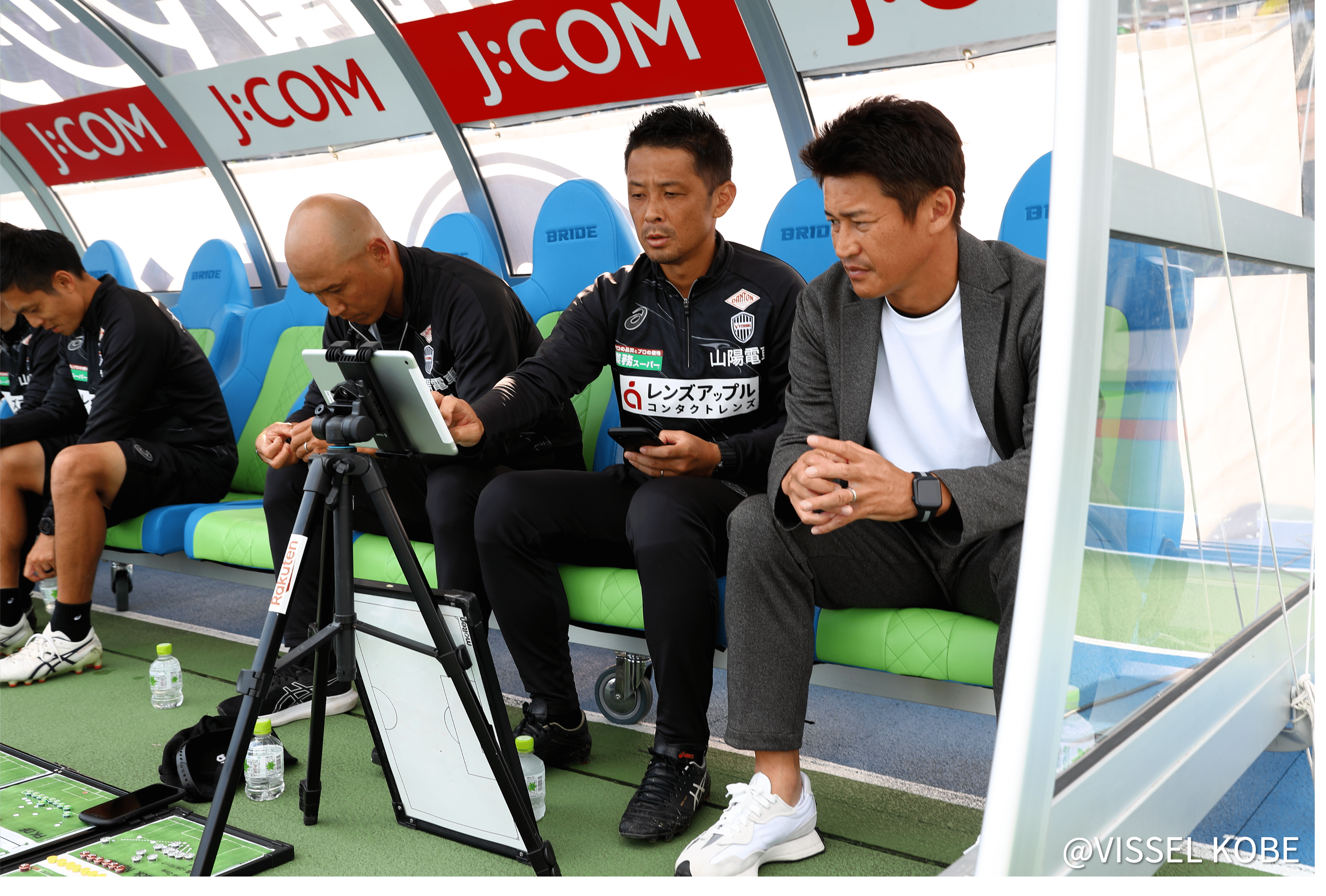 試合中タブレットで戦況を確認するコーチ陣
