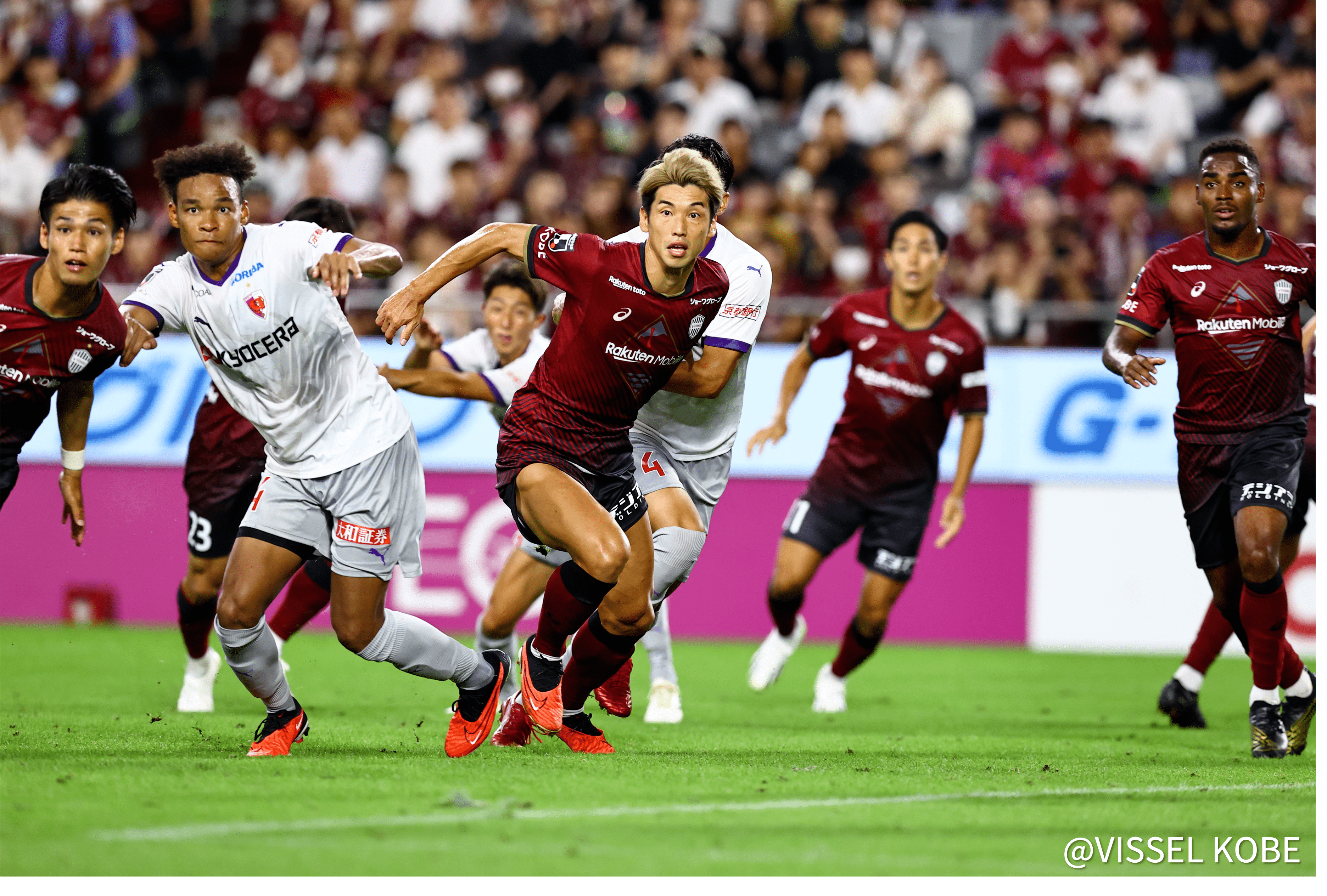 ピッチで躍動するヴィッセル神戸の選手たち
