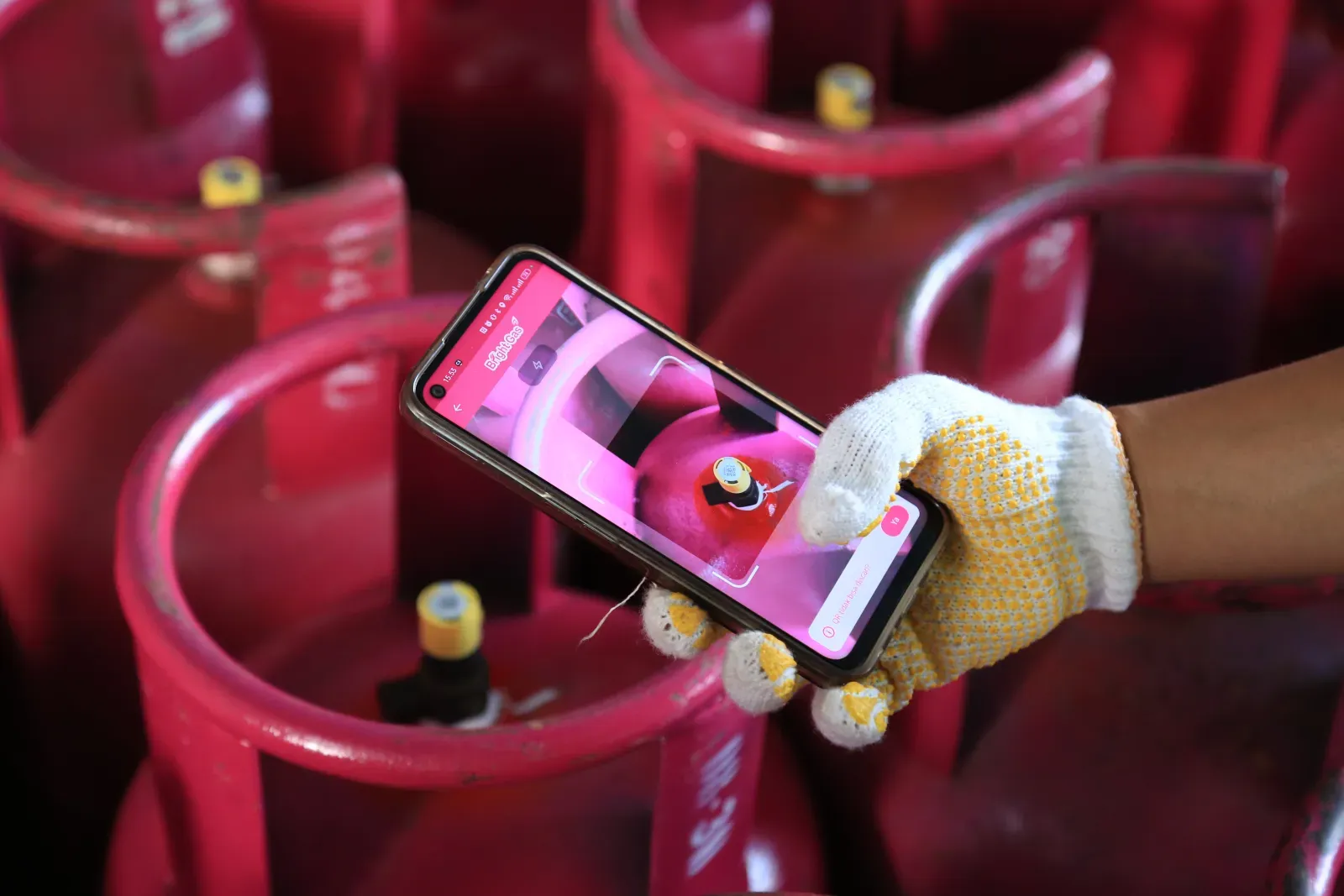 Tabung Bright Gas yang disediakan Syntera melewati proses QC sebelum dikirim ke pelanggan