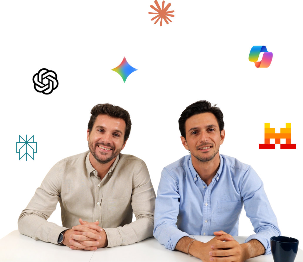 Deux hommes souriants assis côte à côte à une table blanche, avec des symboles colorés flottant en arrière-plan.