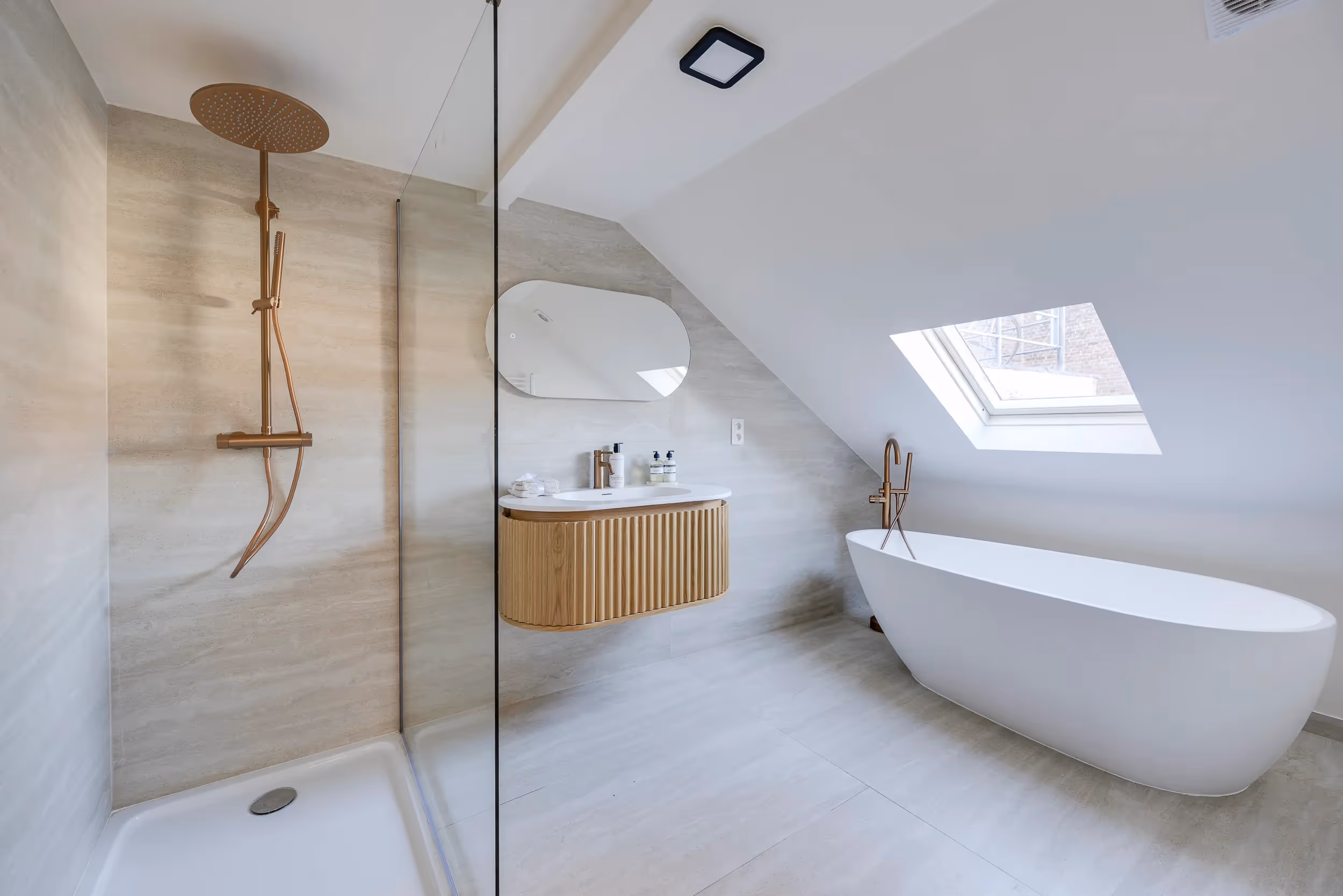 Badkamer met wellnessuitstraling gerenoveerd door De Gele Baksteen