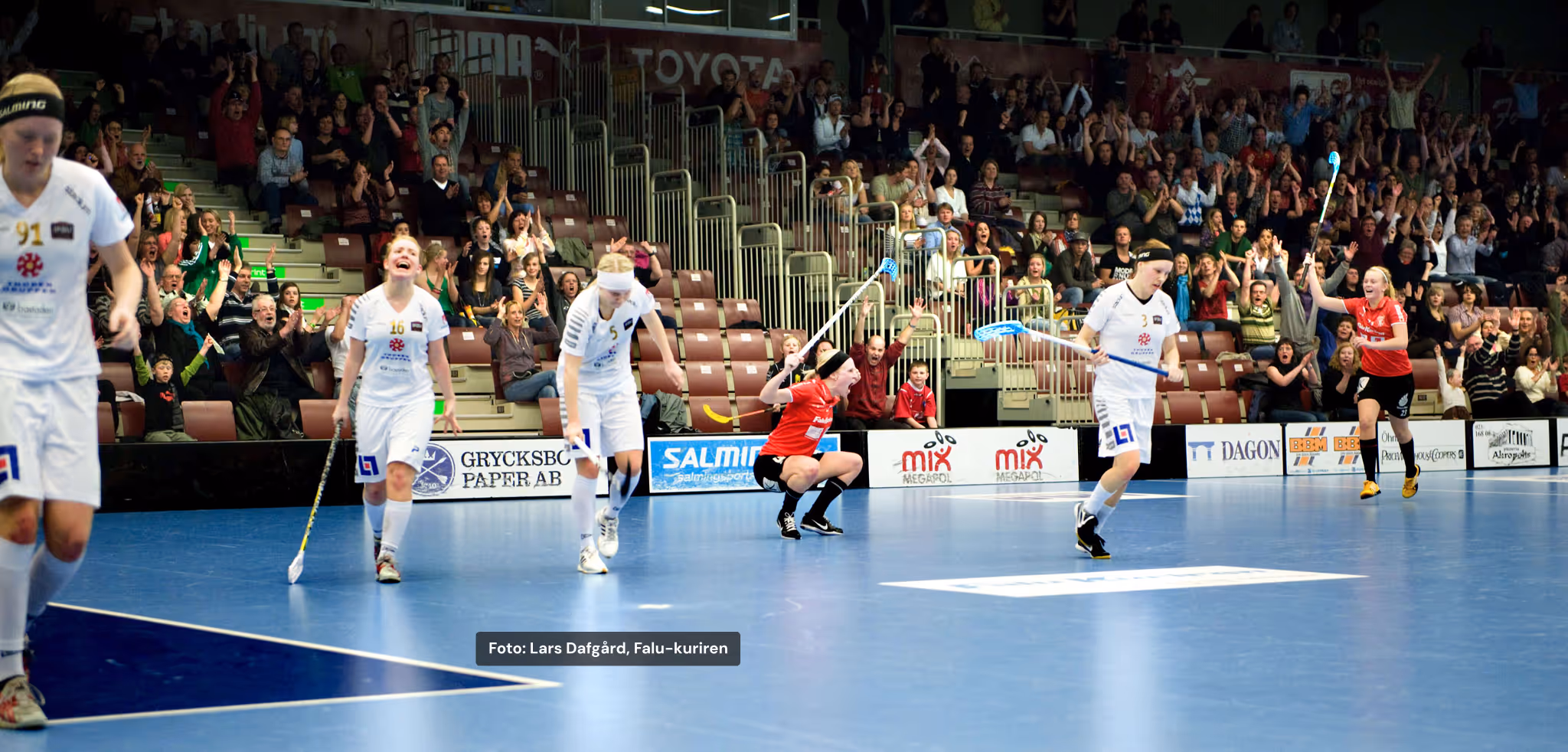 Malin Bäckrud och Melinda Folmerz måljublar mot IKSU. Fotograf Lars Dafgård för Falukuriren