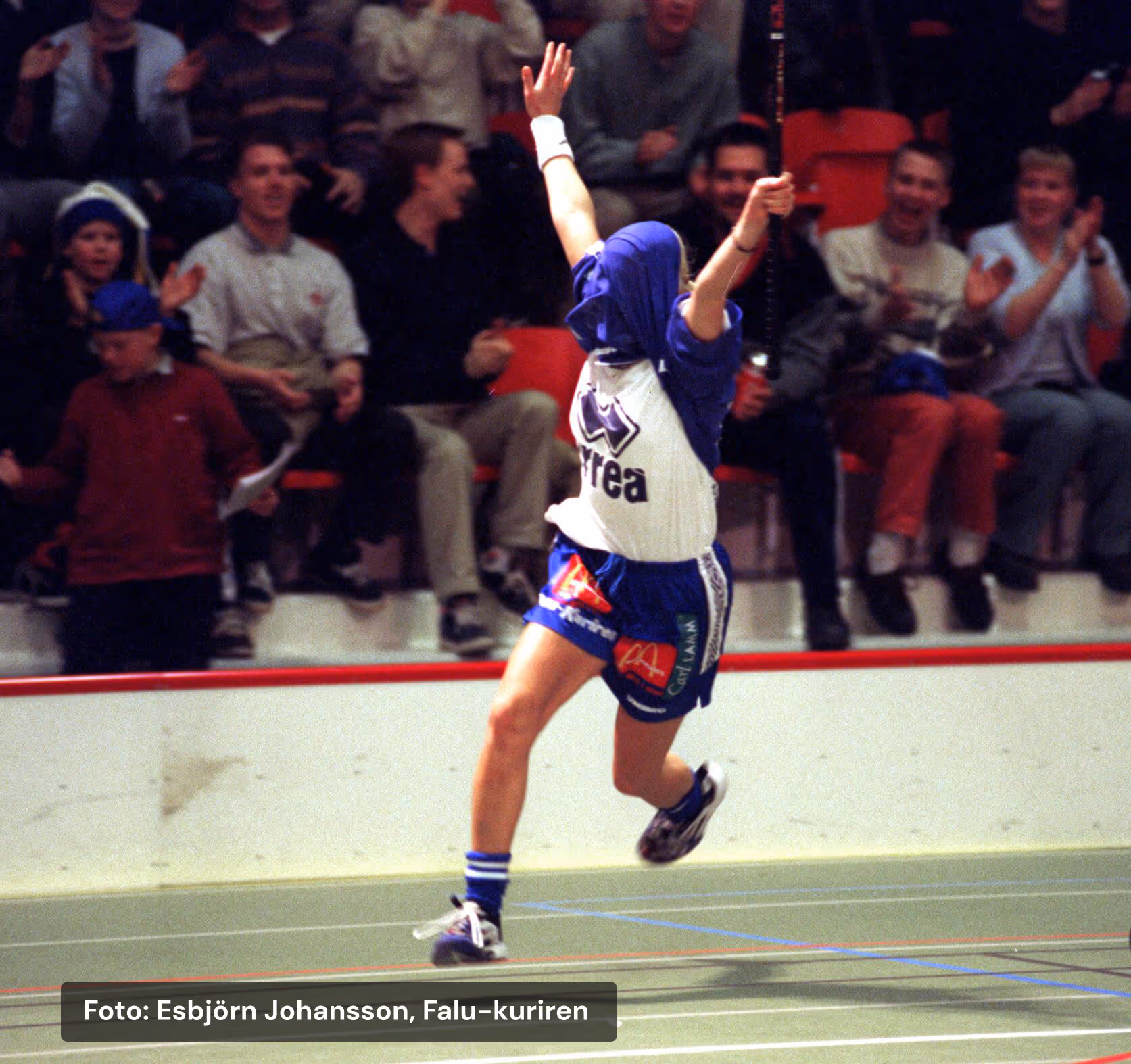 Spelare som målfirar genom att dra tröjan över huvudet. Fotograf Esbjörn Johansson för Falukuriren.