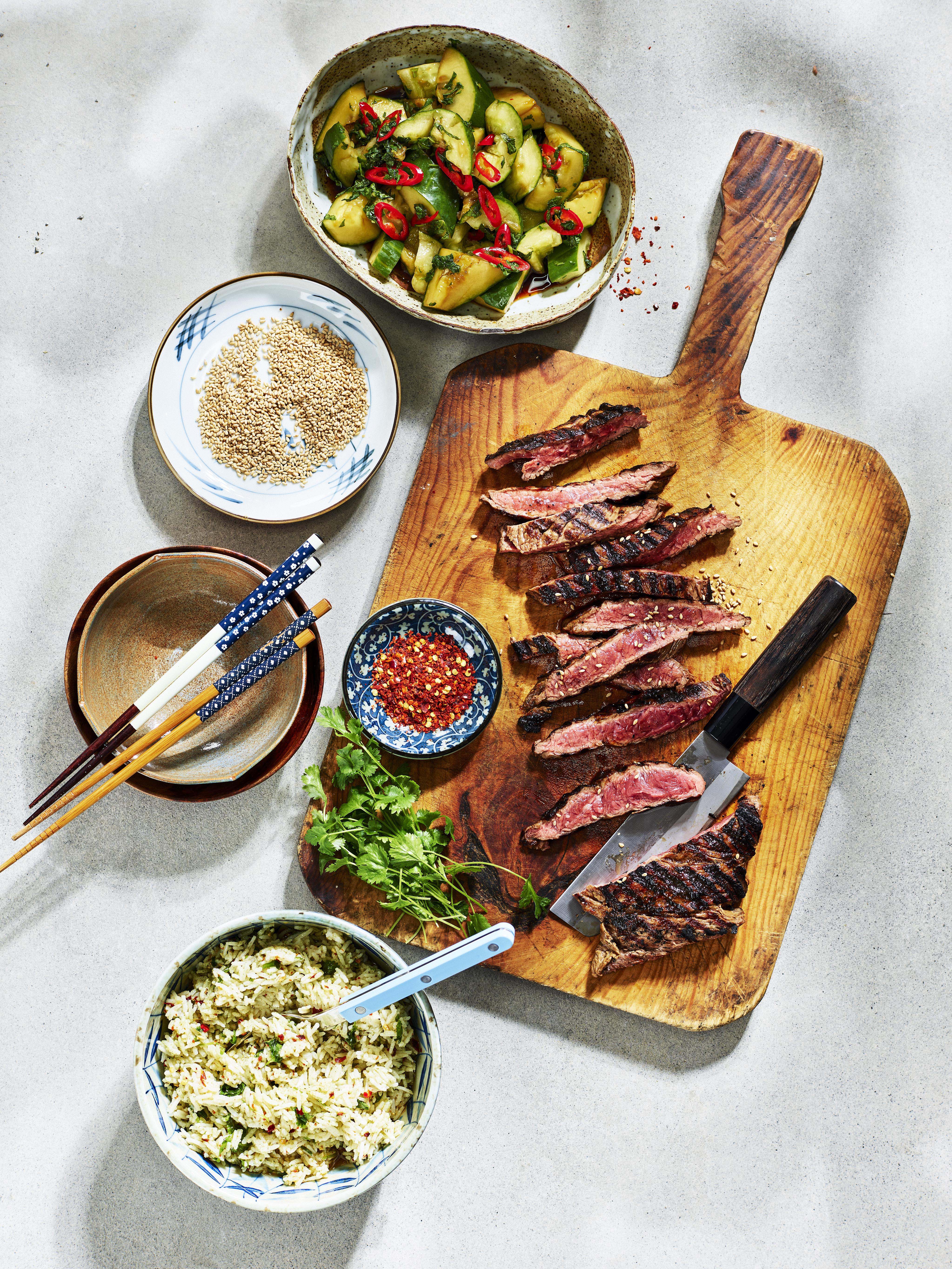 Grillad flankstek med gurksallad