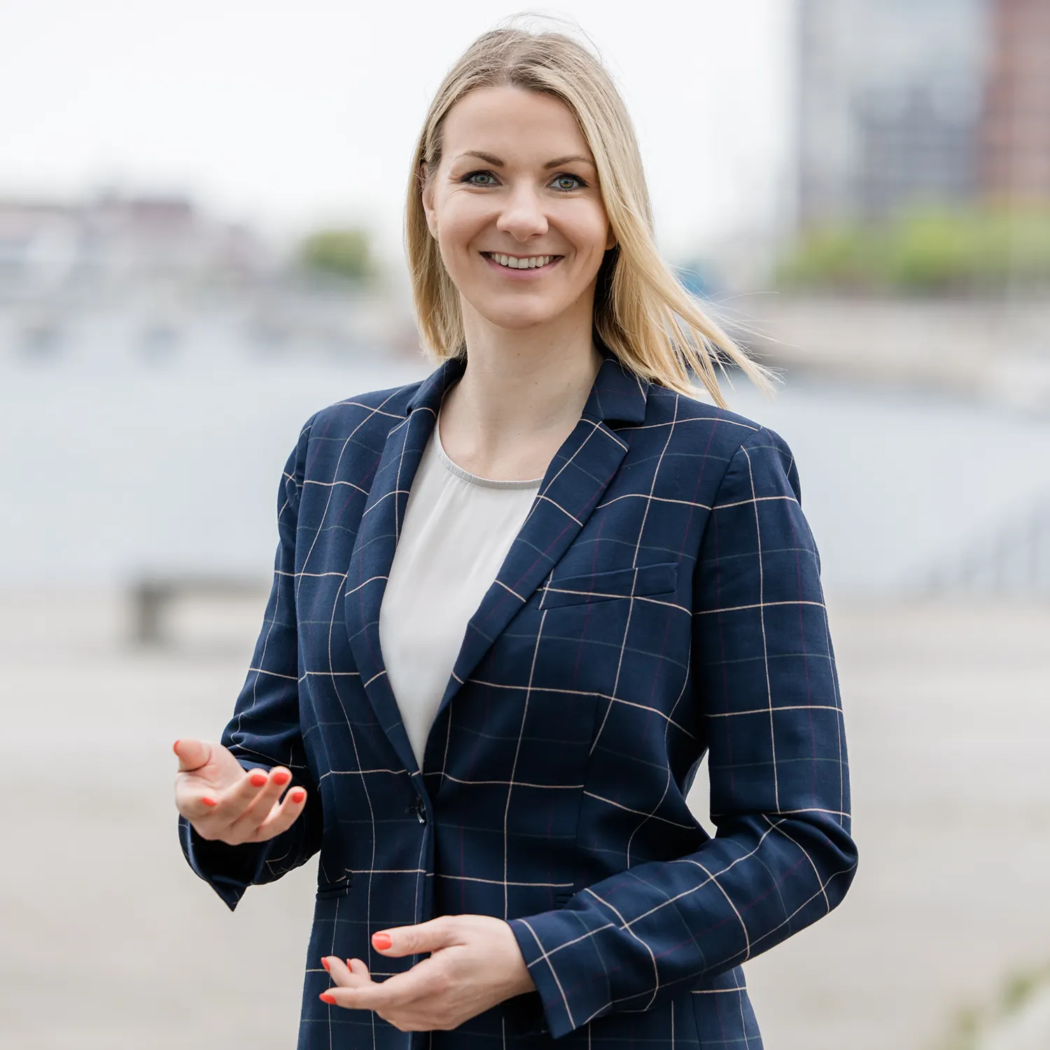 Jannifer Roch im Portrait, halbtotale, outdoor Szene.