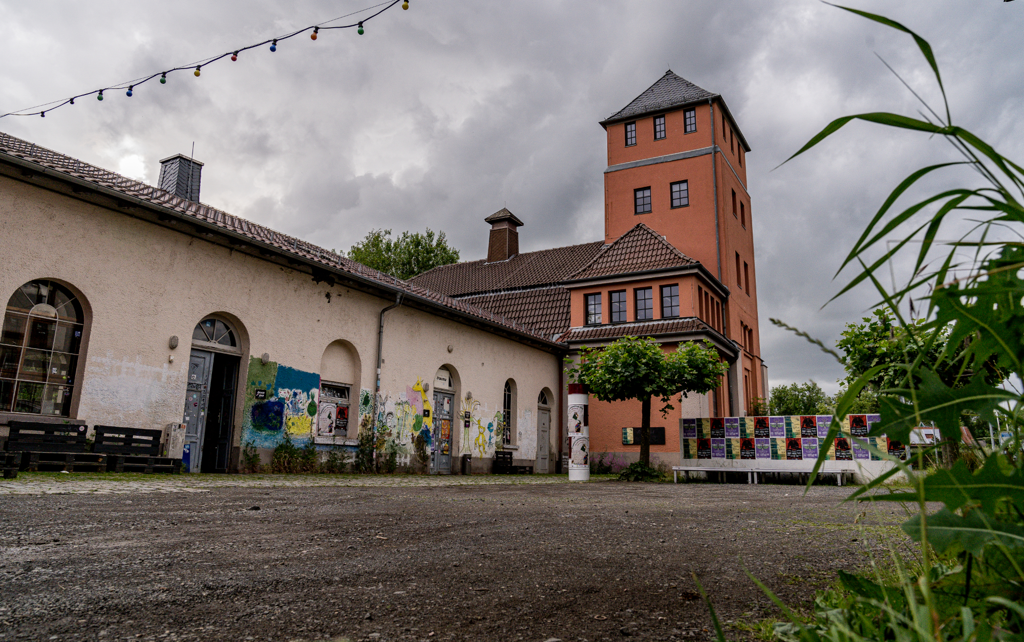 Hier sehen wir das Gelände des Café Trauma mit dem Vorplatz und dem Turm.