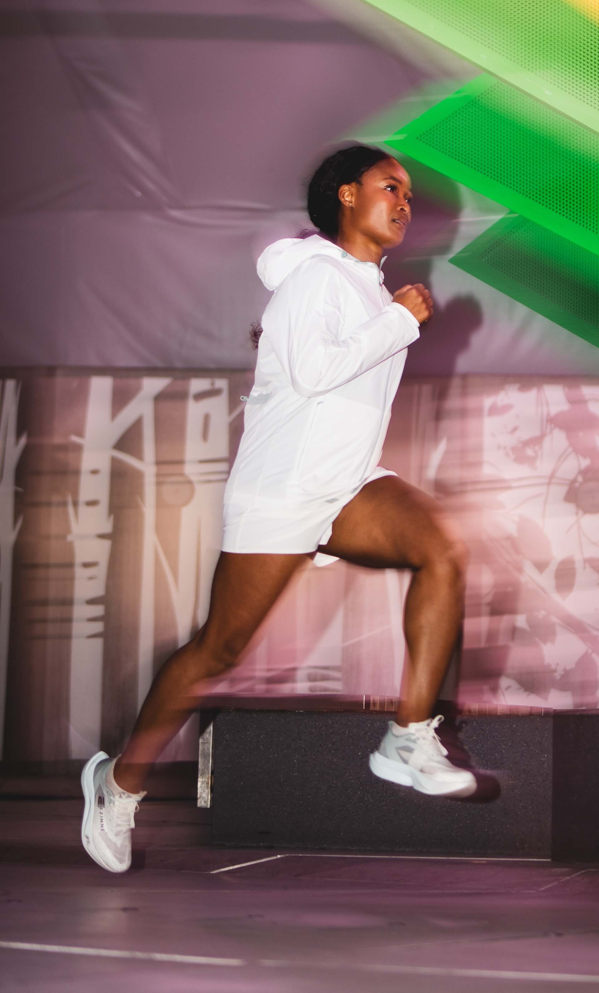 Ezinne Okparaebo, Norges raskeste kvinne, tester sine UP 30 Elite-karbonsko i Fyllingsdalstunnelen, Bergen.