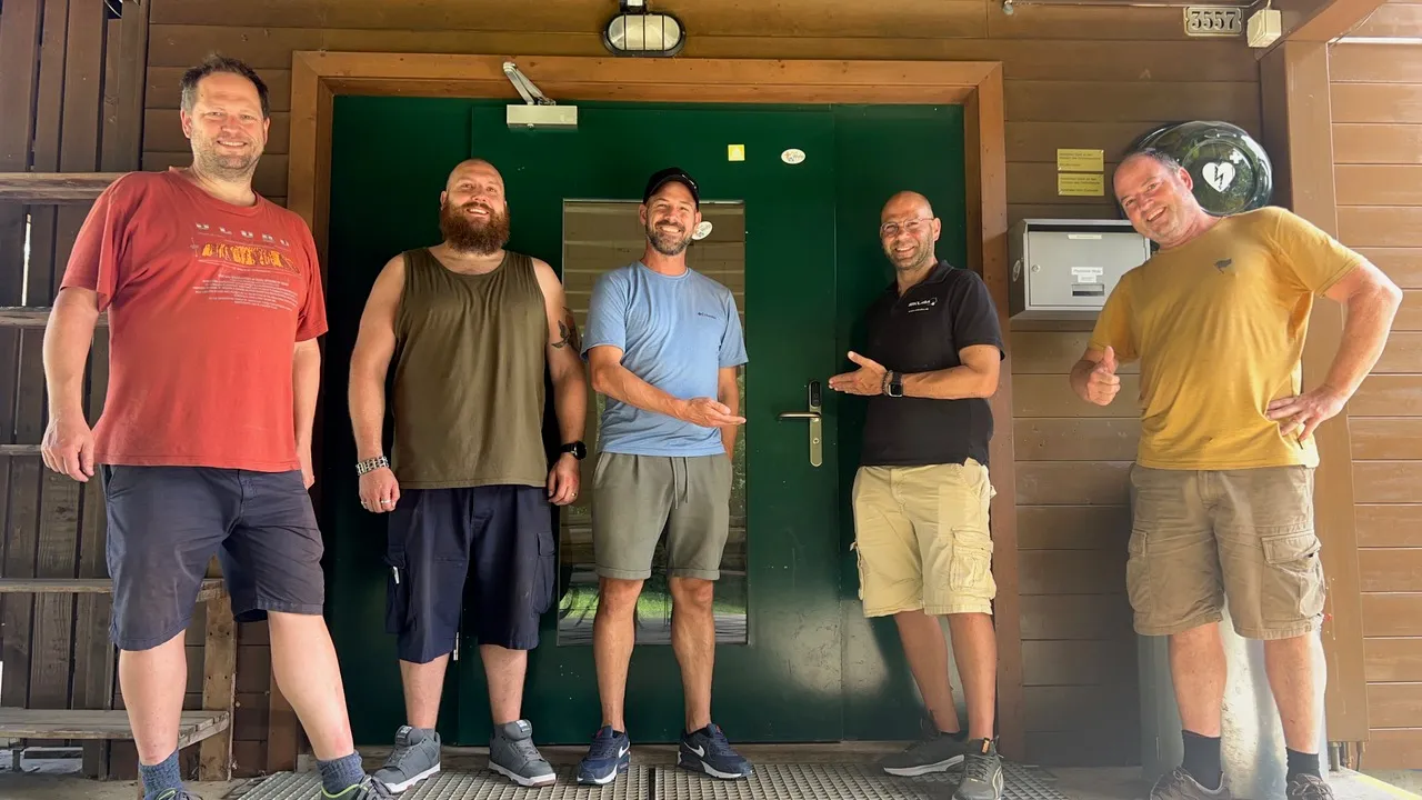 SiKUBA Team und Helfer vor der neuen elektronischen Schliessung am Pfadiheim Wulp in Küsnacht