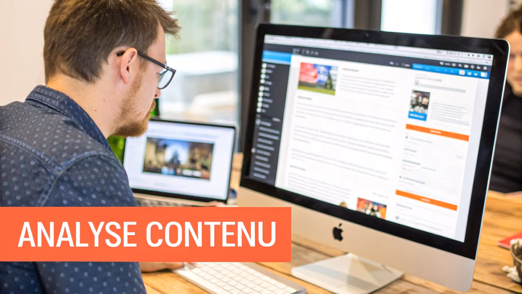 Une personne analysant des graphiques SEO sur un écran d'ordinateur, illustrant un audit de site web.