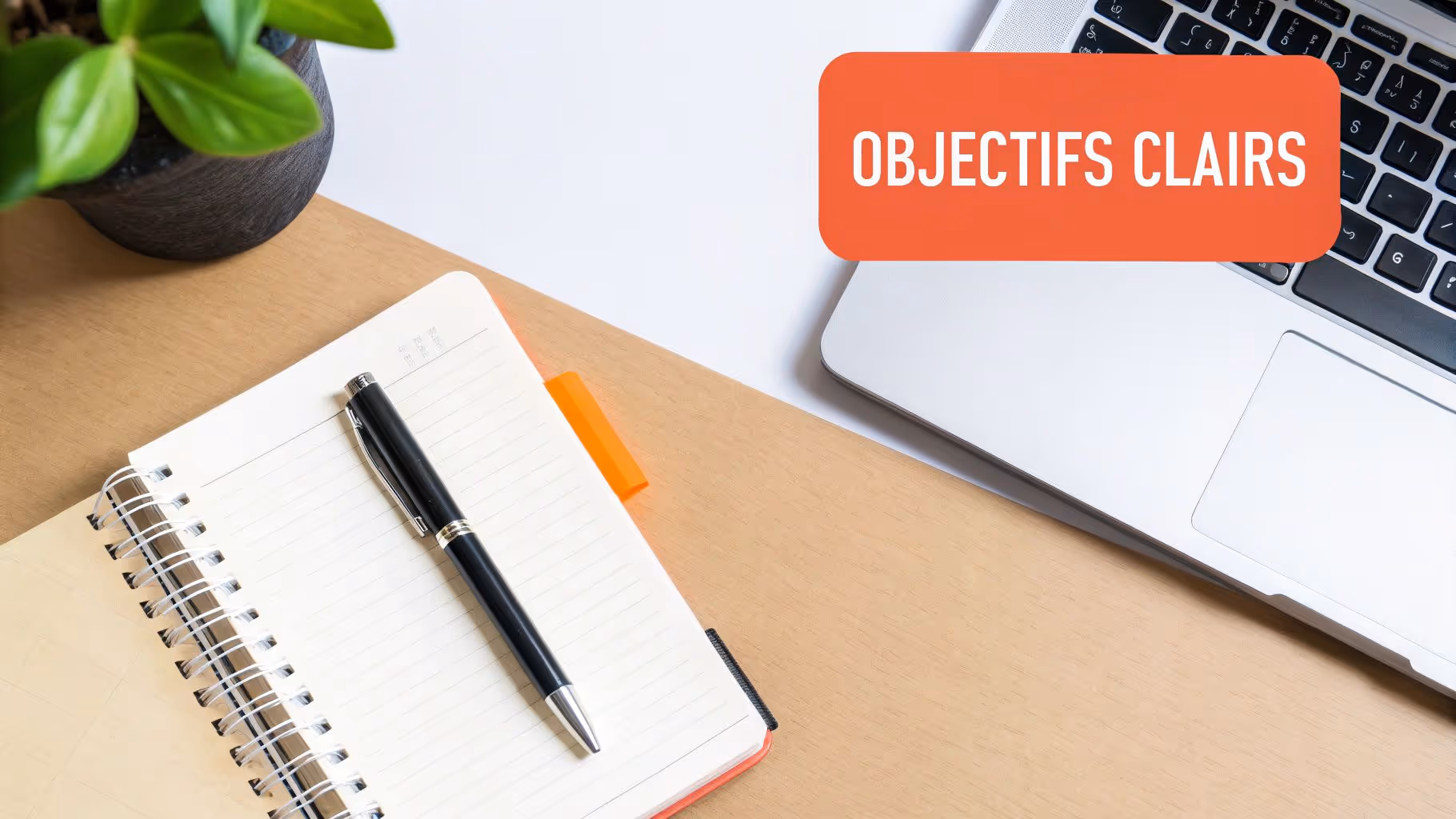 Des personnes analysant un portfolio sur un écran d'ordinateur, illustrant le choix d'une agence web.