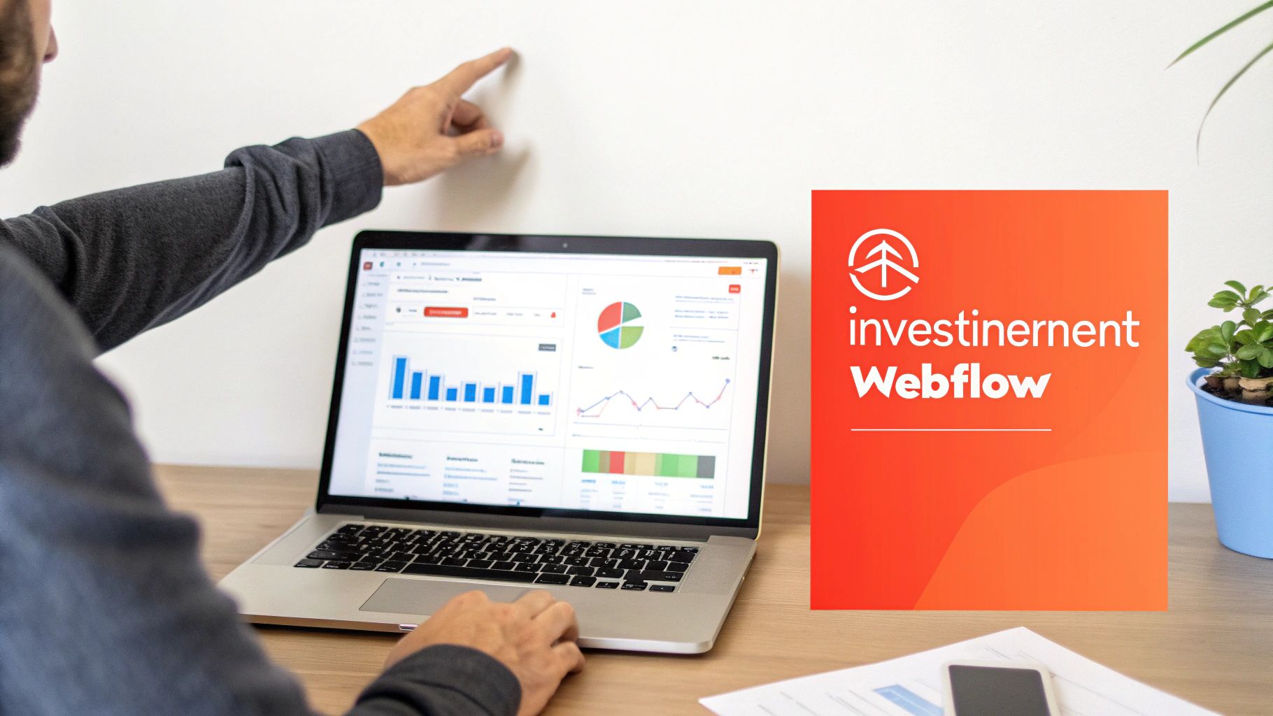 Une femme d'affaires analyse des graphiques de performance sur un ordinateur portable, symbolisant l'investissement dans un site Webflow optimisé pour la conversion.