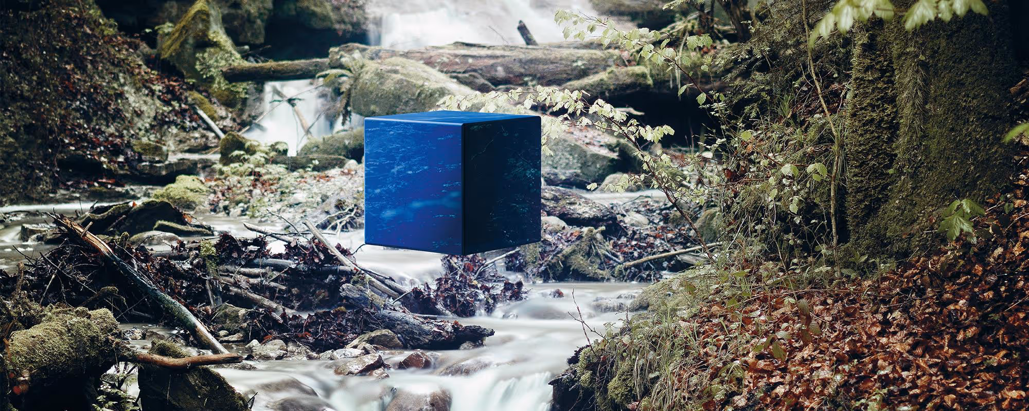 Blauer Synprovis-Würfel am Fluss