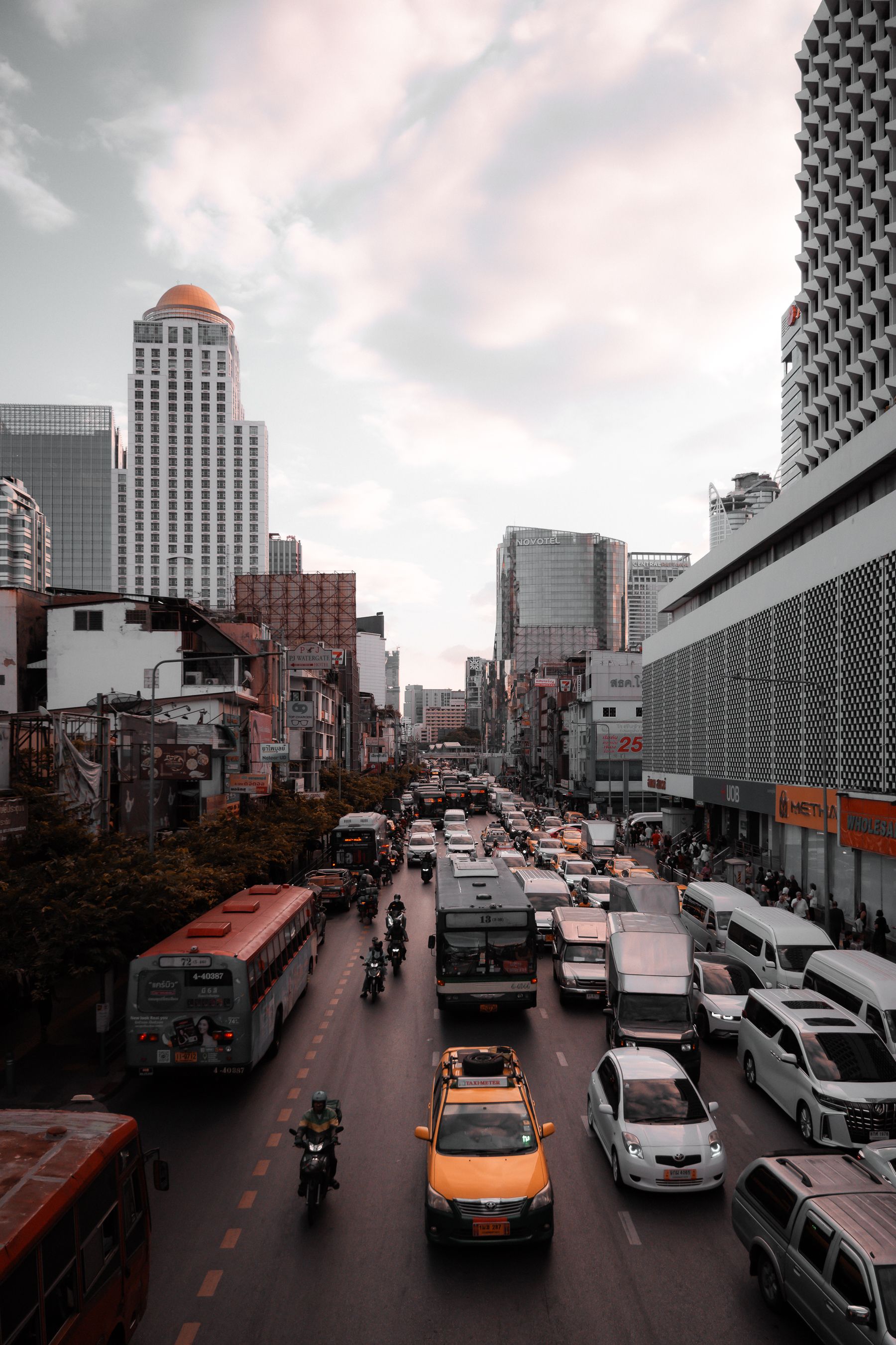 Vue de Bangkok en Asie. Rue avec des immeubles et un trafic routier important
