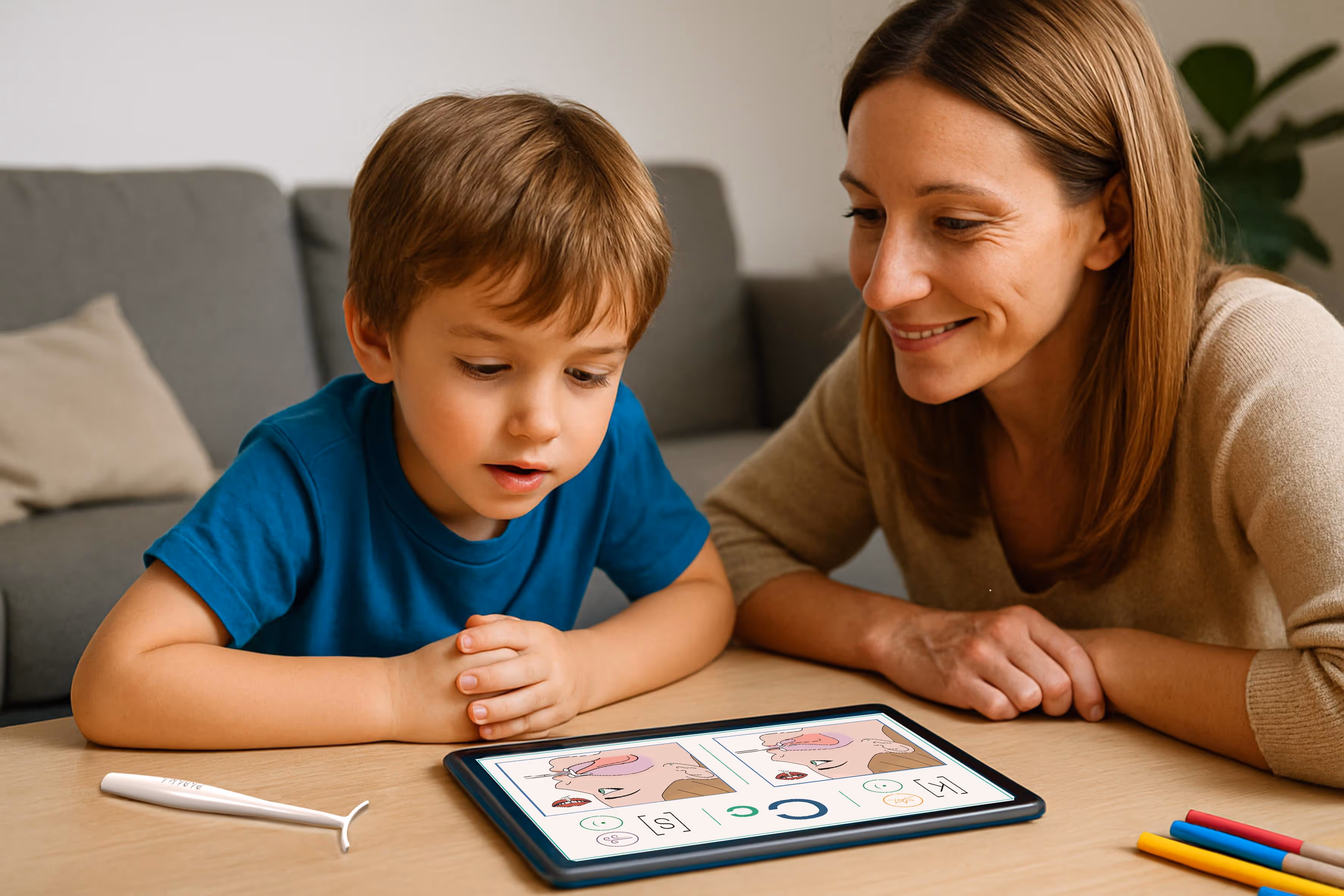 Un enfant fait des exercices de prononciation avec le logiciel un adulte suit ses progrès