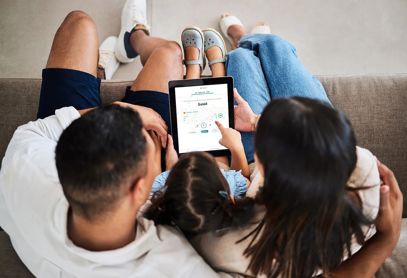 Parents aidant leur enfant à lire grâce aux outils d'orthophonie Baumann