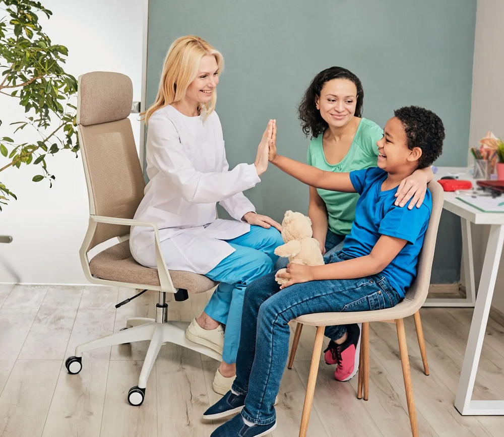 Orthophoniste travaillant avec un patient et son parent