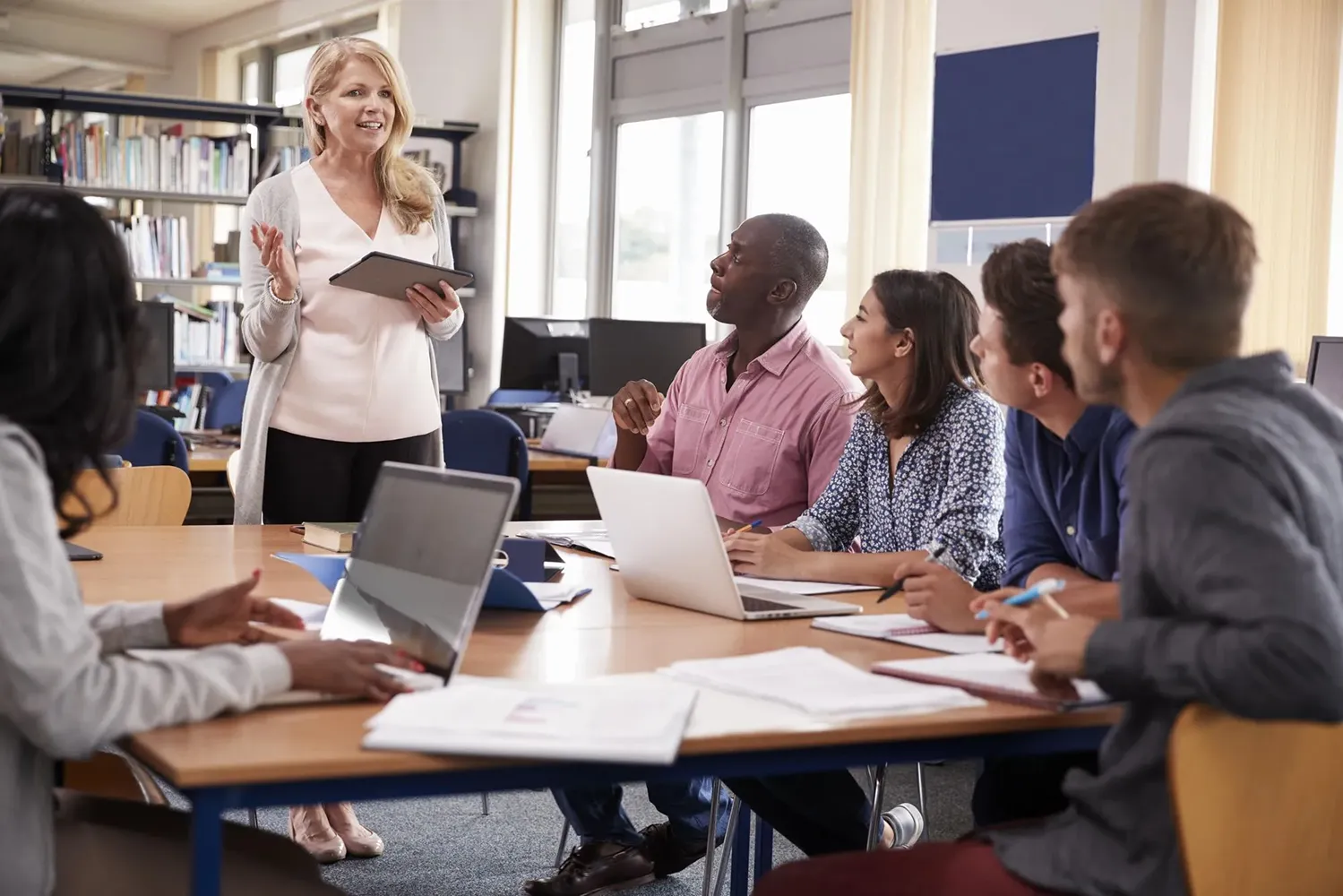 Tuteur travaillant avec un groupe d'enseignants et AESH
