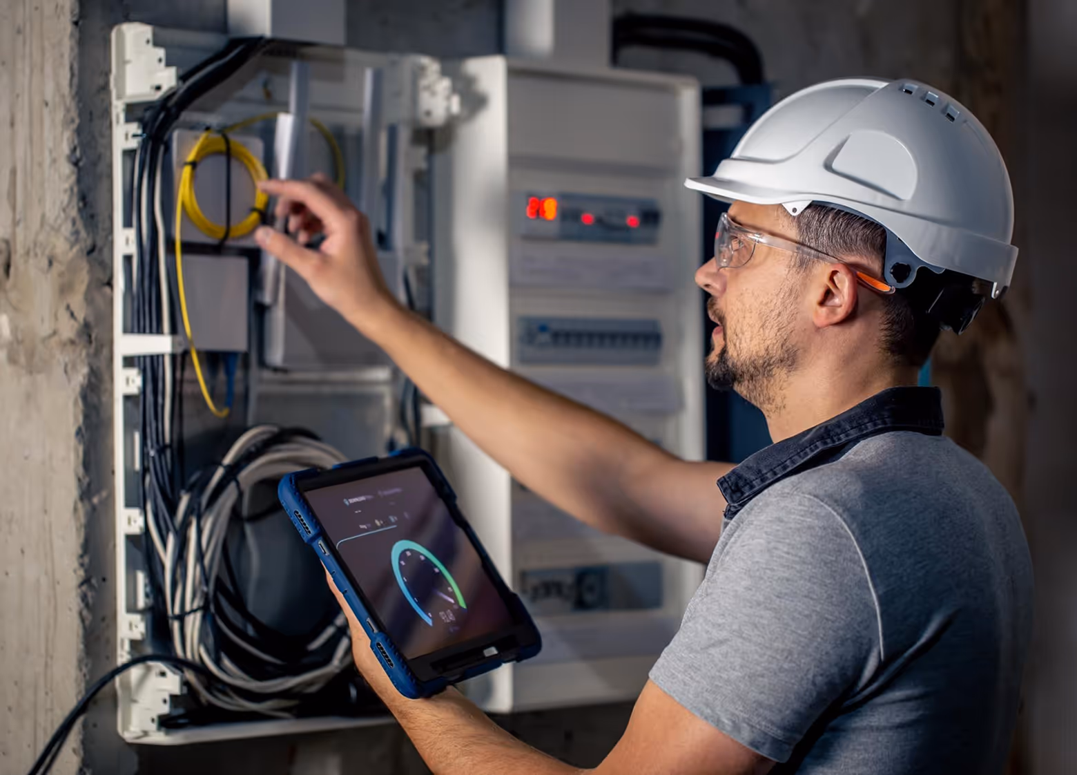 Ein Techniker an einem Schaltschrank