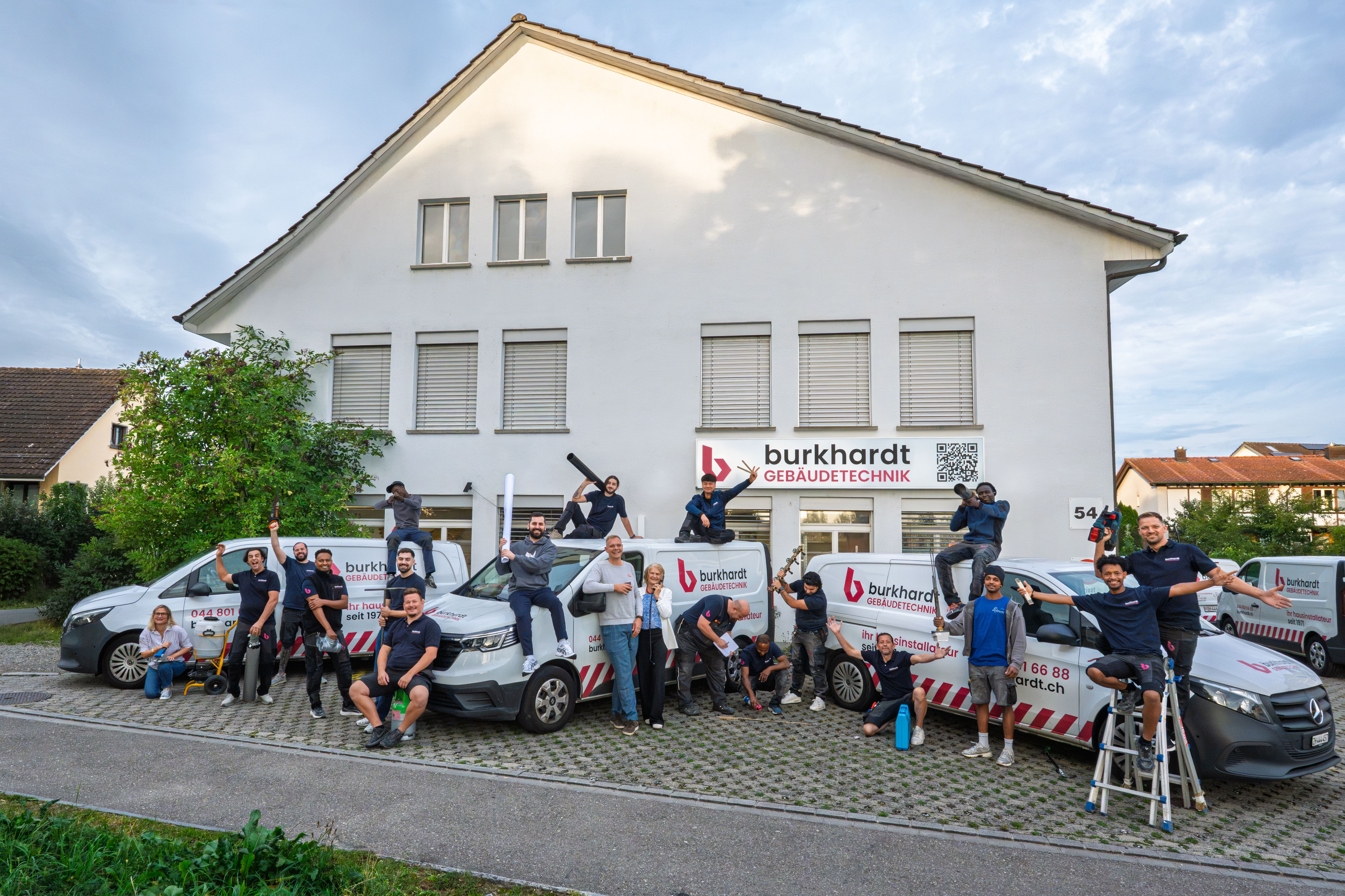 Team der Burkhardt Gebäudetechnik AG vor dem Firmensitz in Dübendorf