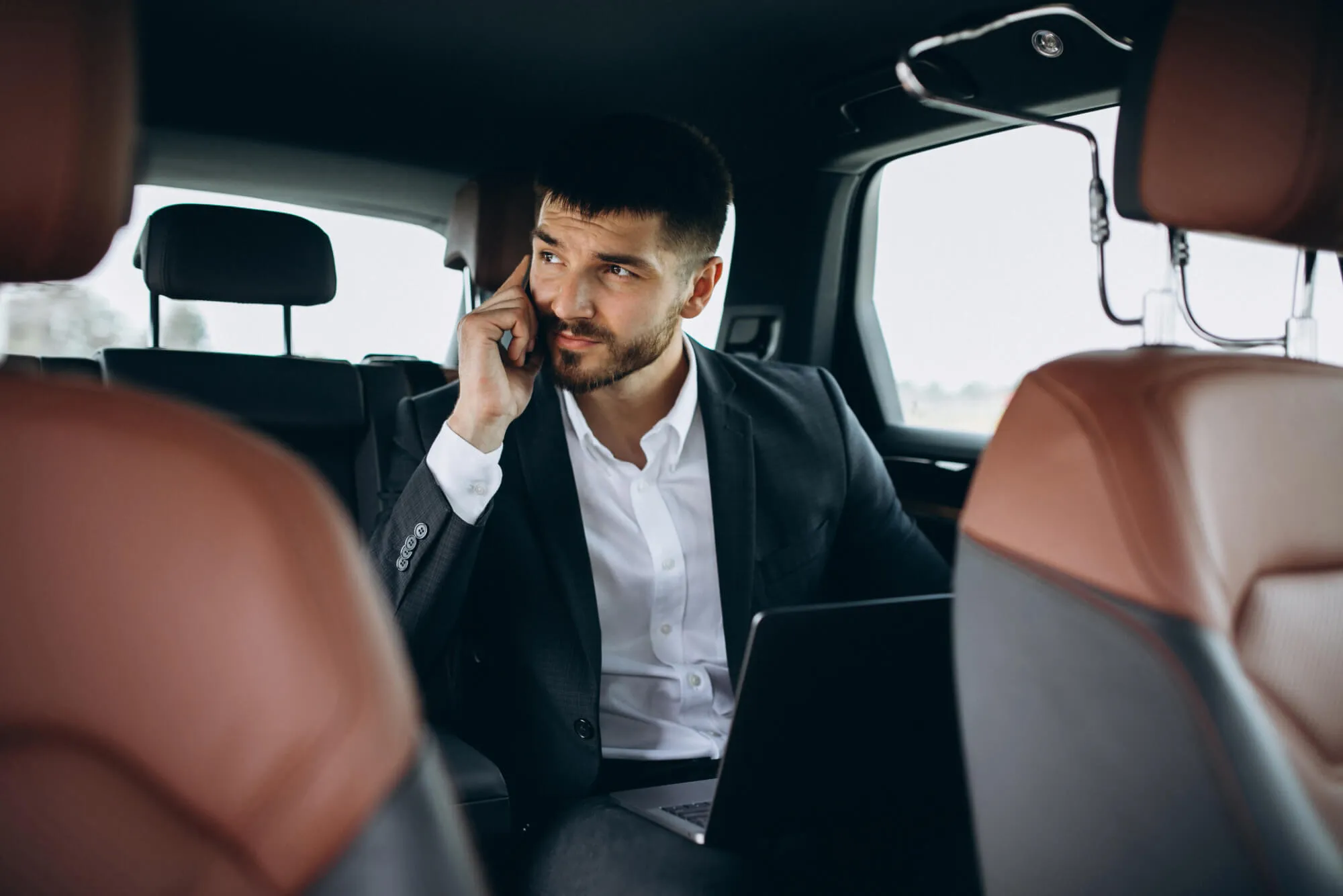 Un passager passe un appel téléphonique à l’arrière d’une Mercedes lors d’un trajet avec chauffeur privé à Cannes