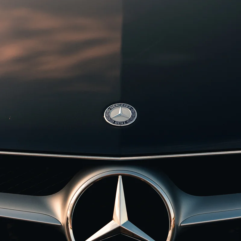 e sigle Mercedes orne la calandre d’une Classe V, véhicule de luxe dédié aux services de chauffeur privé.