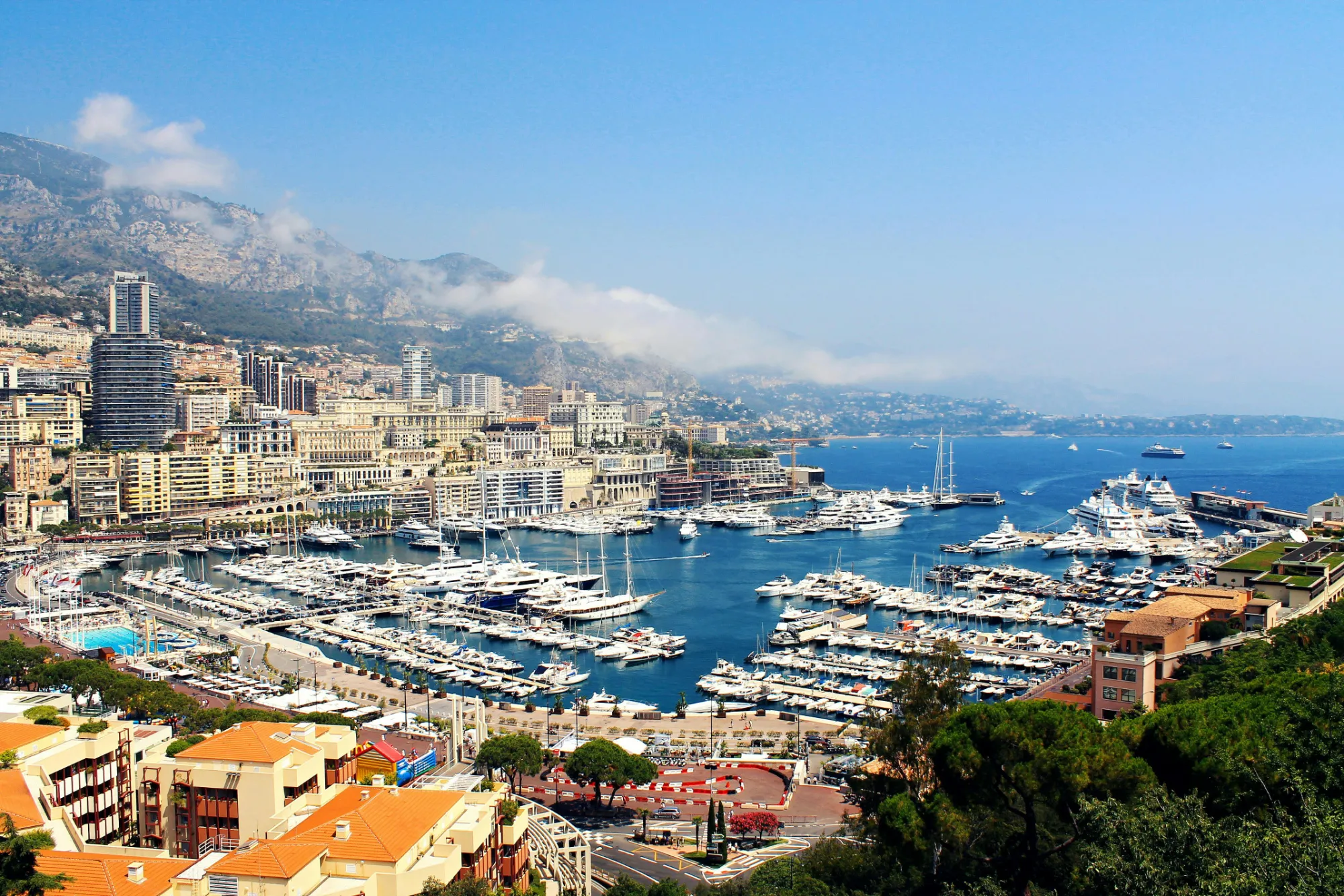 Vue sur le port de Monaco depuis une Mercedes, lors d’un trajet en chauffeur privé sur la Côte d’Azur.