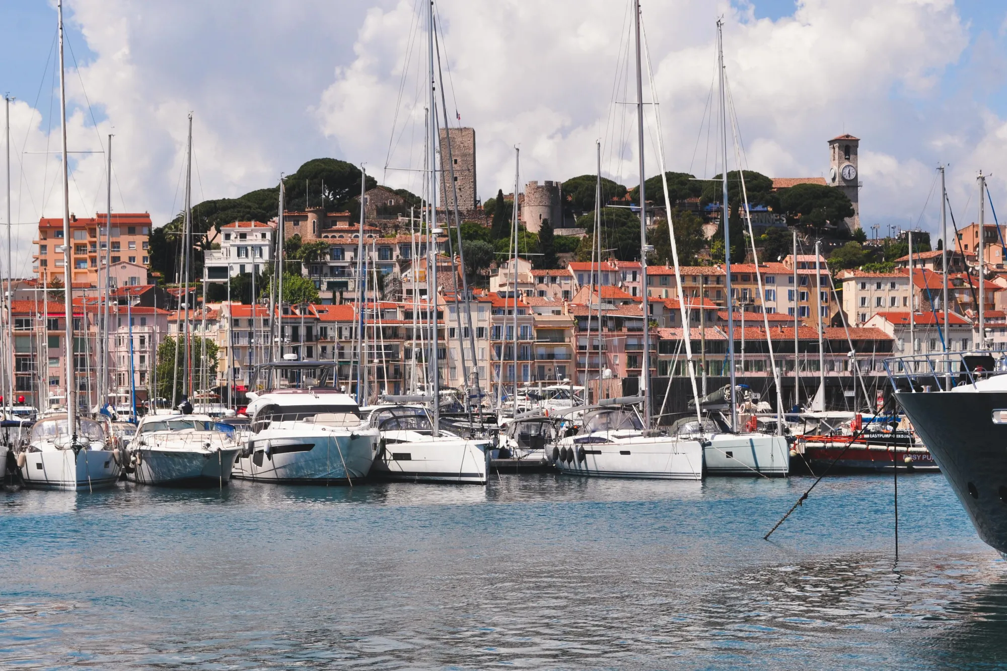 Chauffeur privé à Cannes devant le Vieux Port