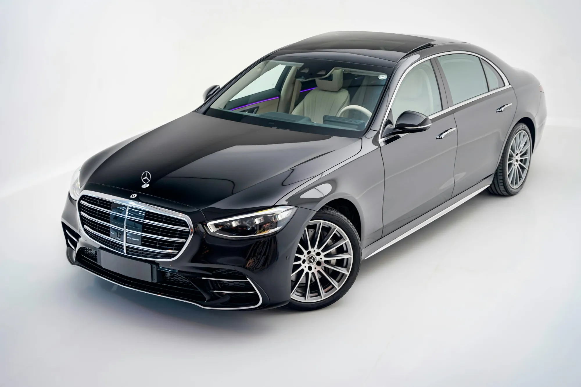 Vue aérienne d’une Mercedes Classe S, véhicule de prestige utilisé pour les services de chauffeur privé à Cannes.