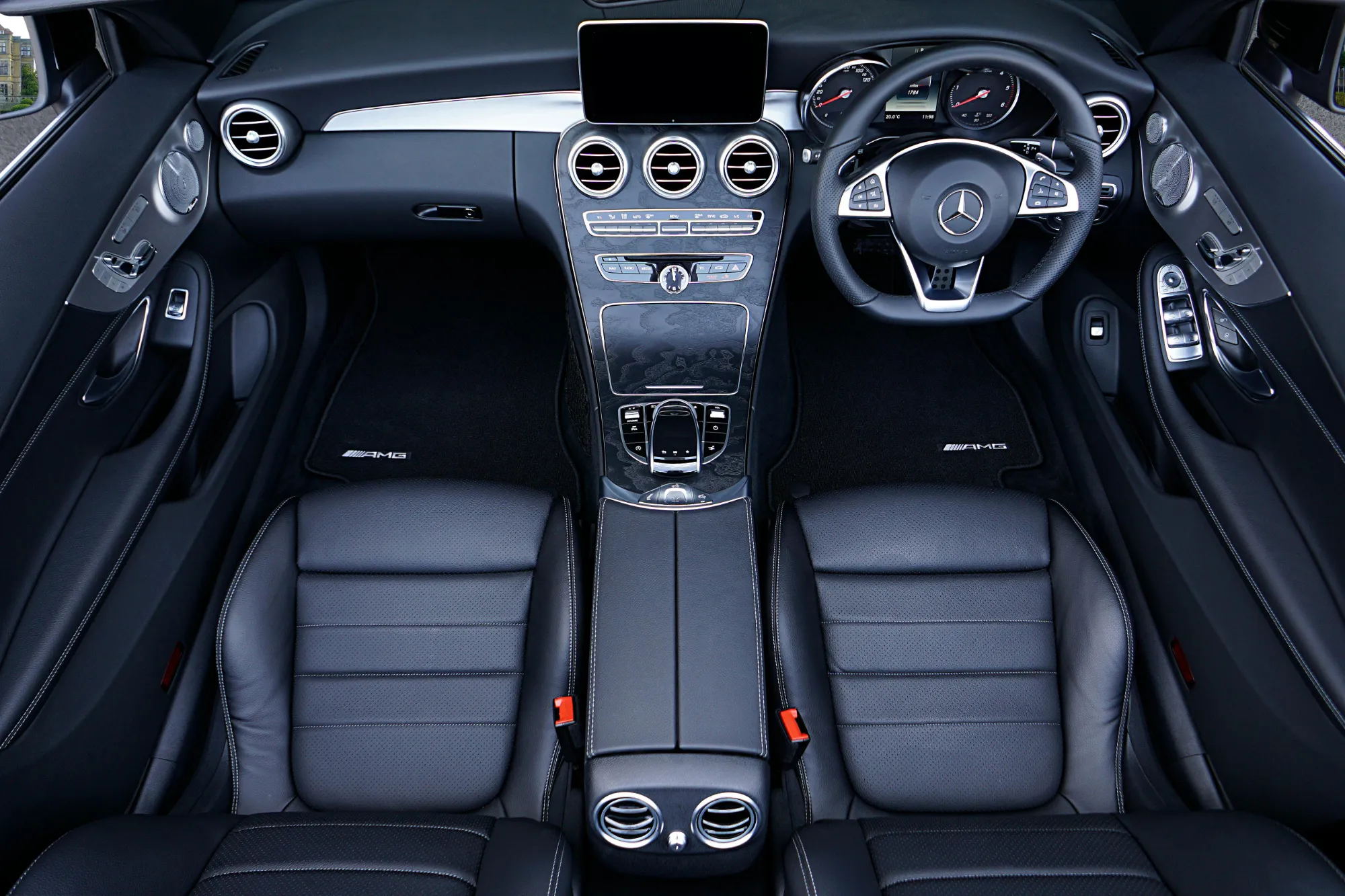 L’intérieur en cuir raffiné d’une Mercedes Classe E, véhicule de luxe pour service de chauffeur privé à Cannes.