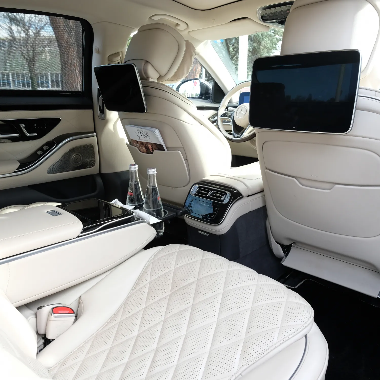 Intérieur blanc en cuir d’une Mercedes Classe S, confort premium VTC de luxe à Cannes
