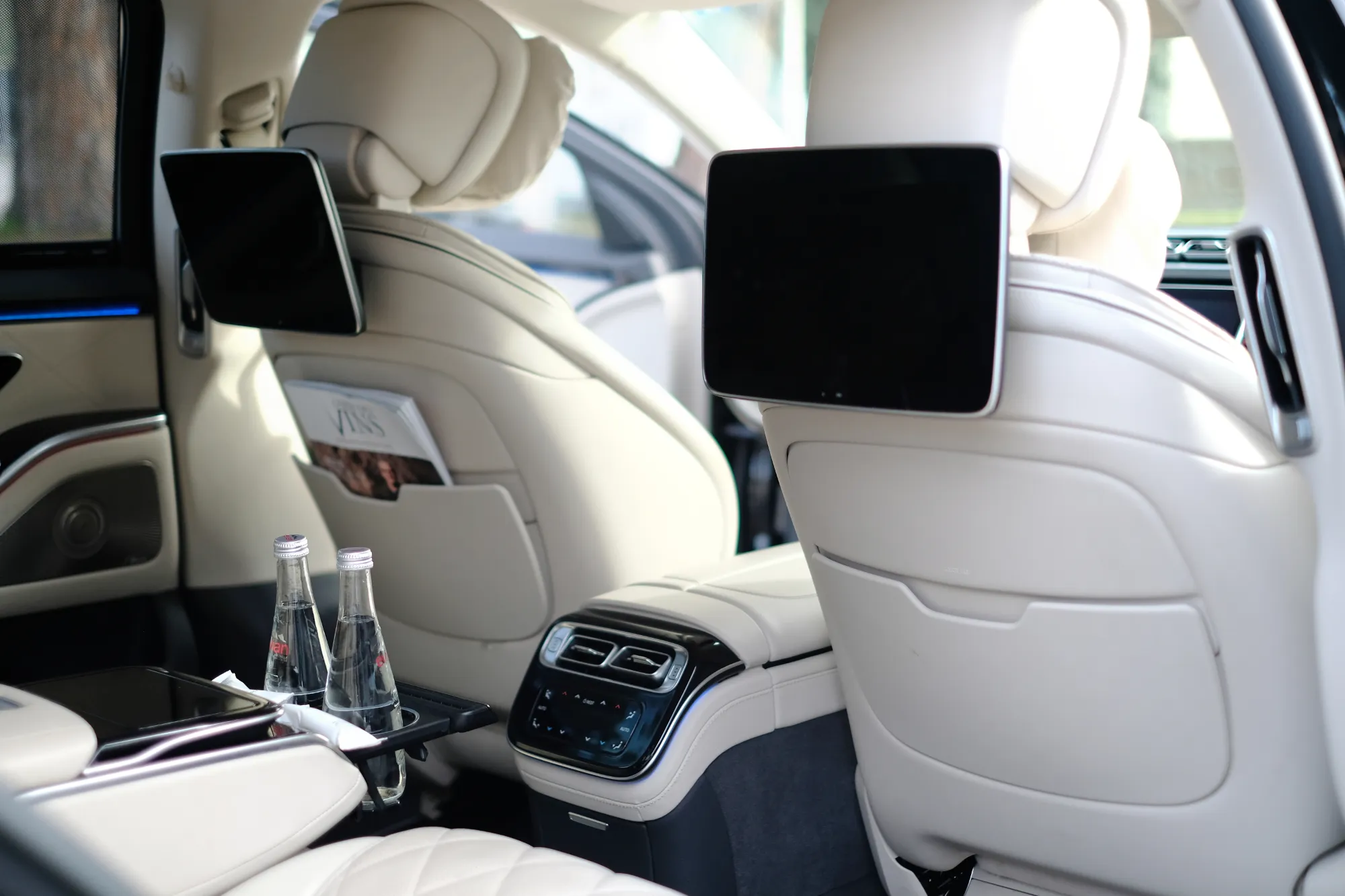 Intérieur blanc en cuir d’une Mercedes Classe S, confort premium VTC de luxe à l'aéroport Nice Côte d'Azur