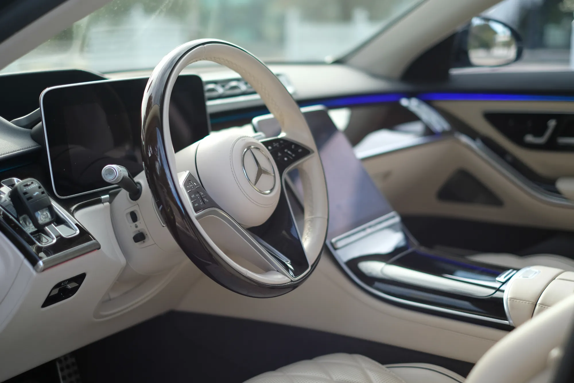 Intérieur en cuir blanc d’une Mercedes Classe S, confort VTC de luxe à Cannes
